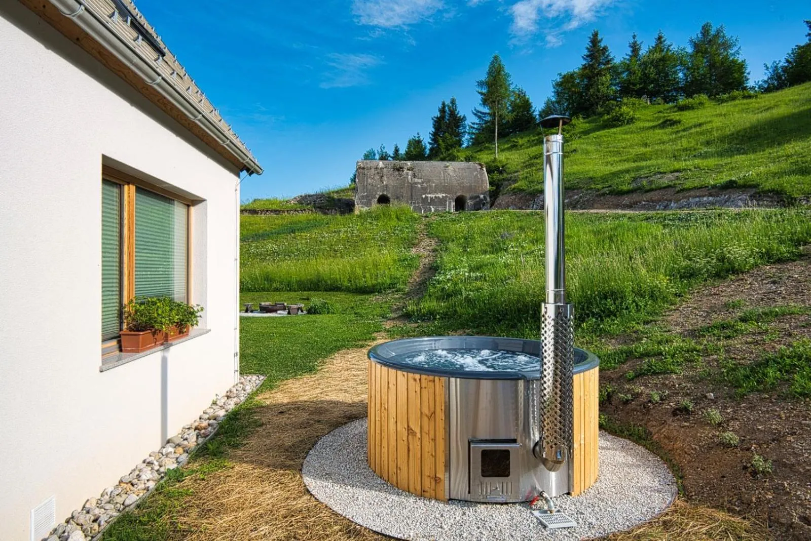 Hot Tub in House On The Hill (Hiška Na Griču)