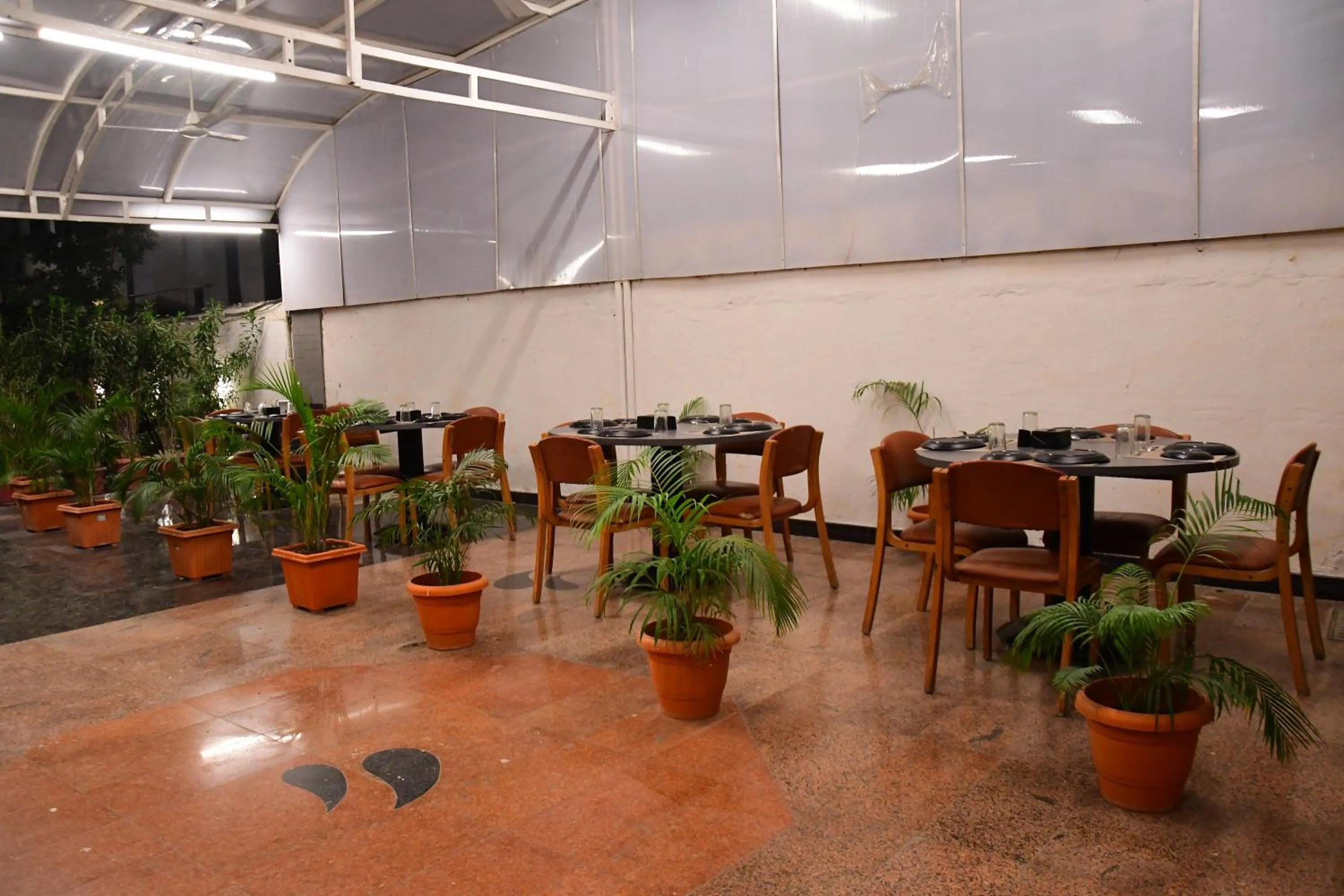 Restaurant/places to eat in Hotel Regency