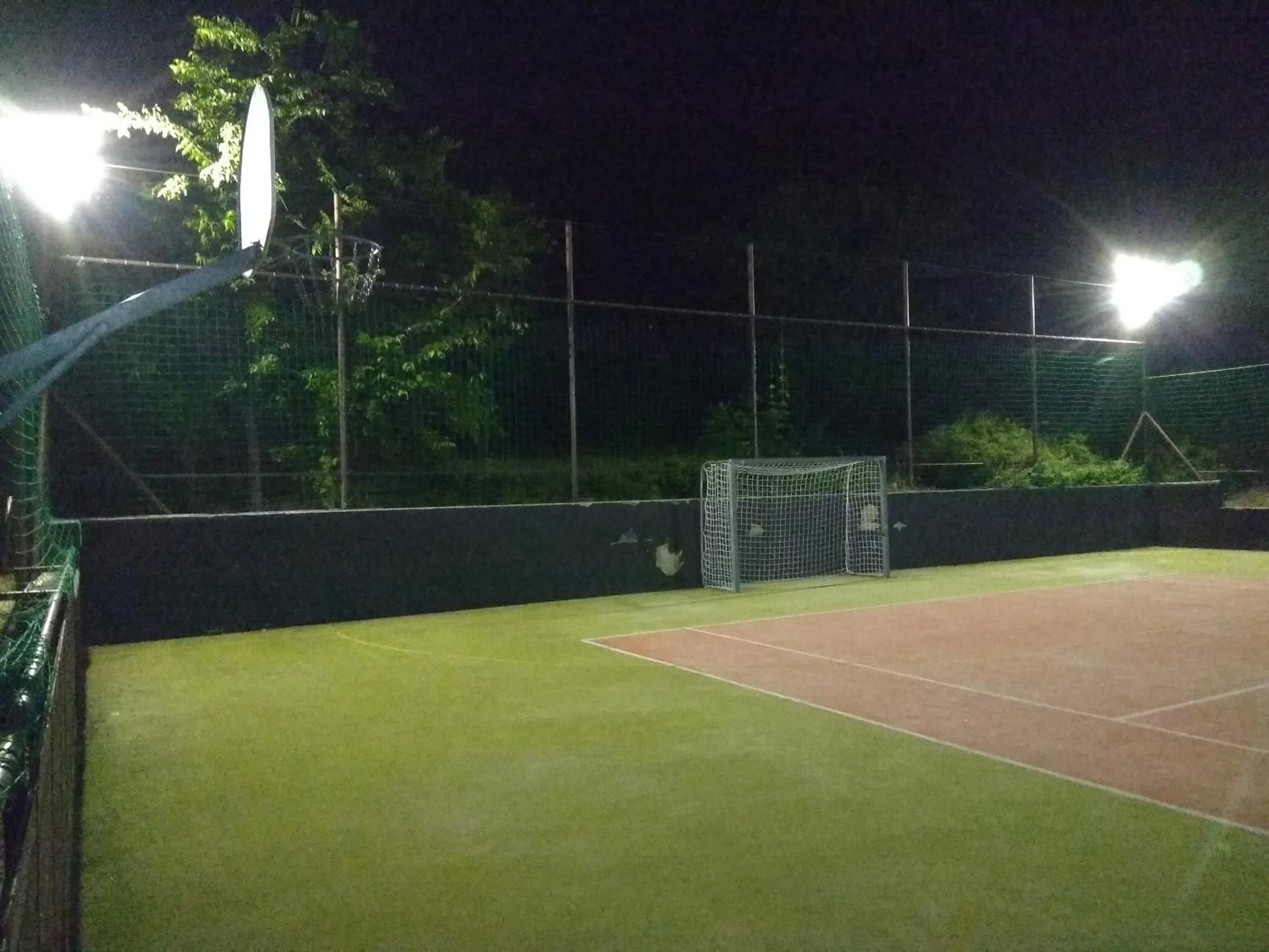 Tennis court in Nádas Pihenőpark