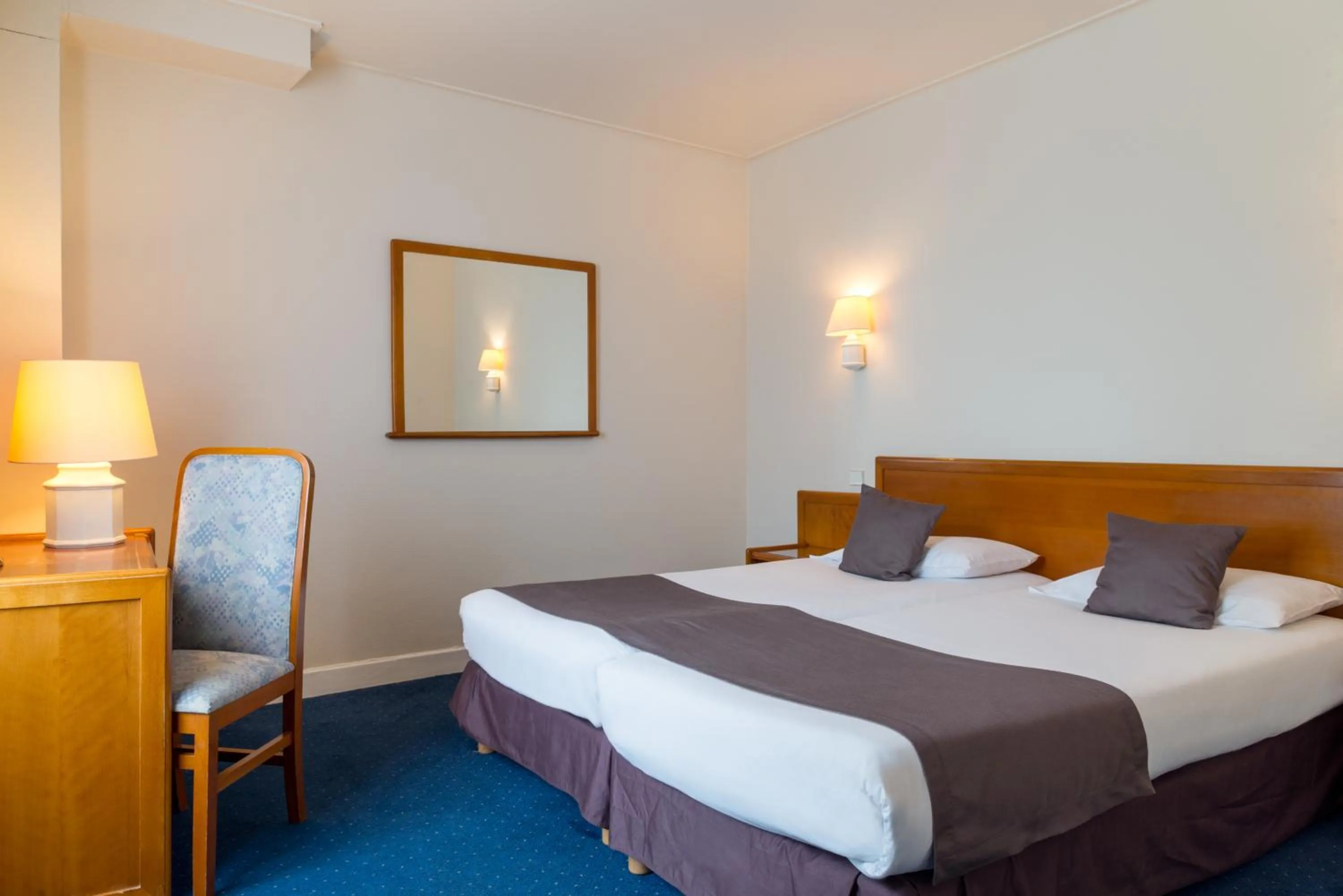 Bed in Hôtel Frisia, Beaulieu-sur-Mer