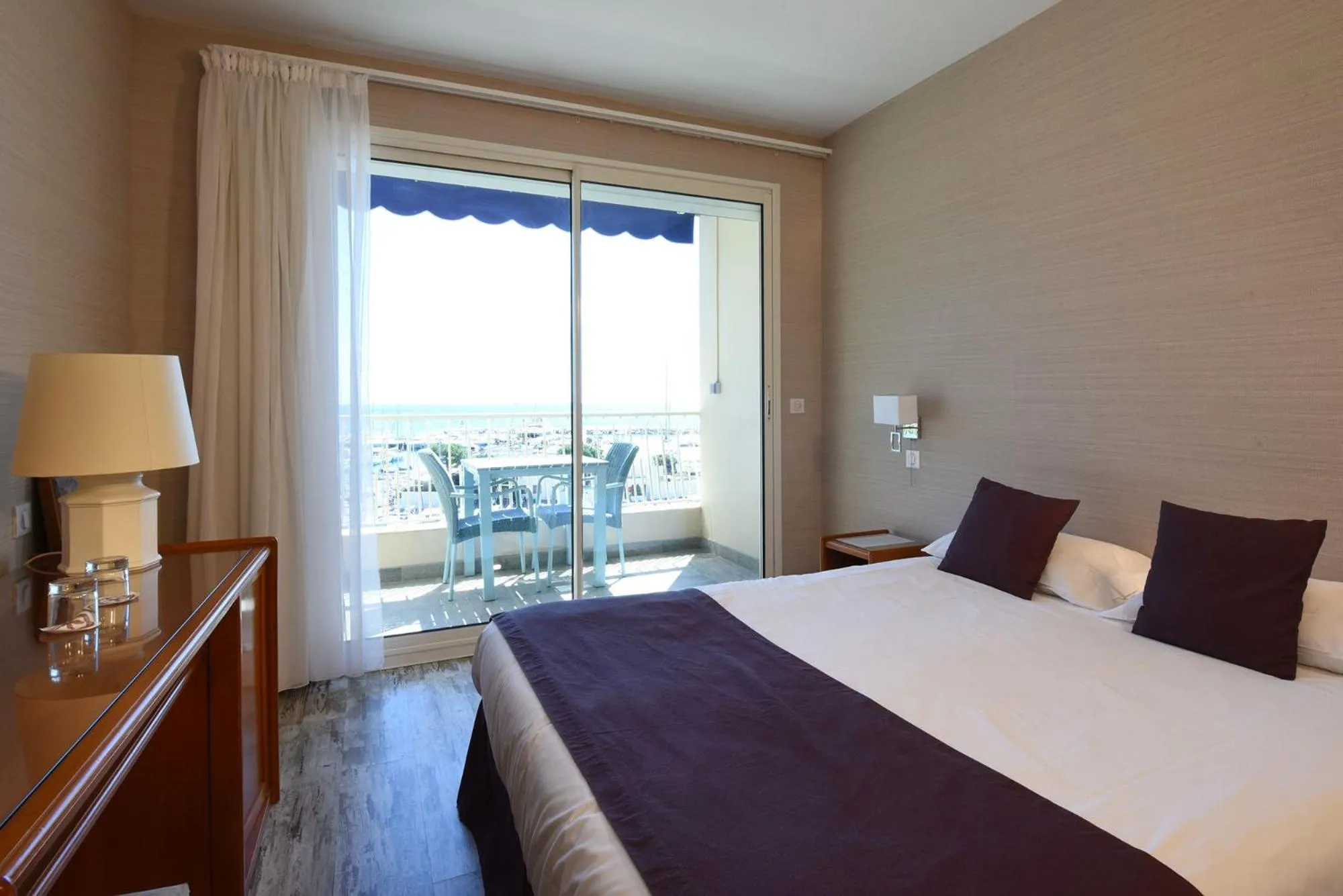 Bed in Hôtel Frisia, Beaulieu-sur-Mer