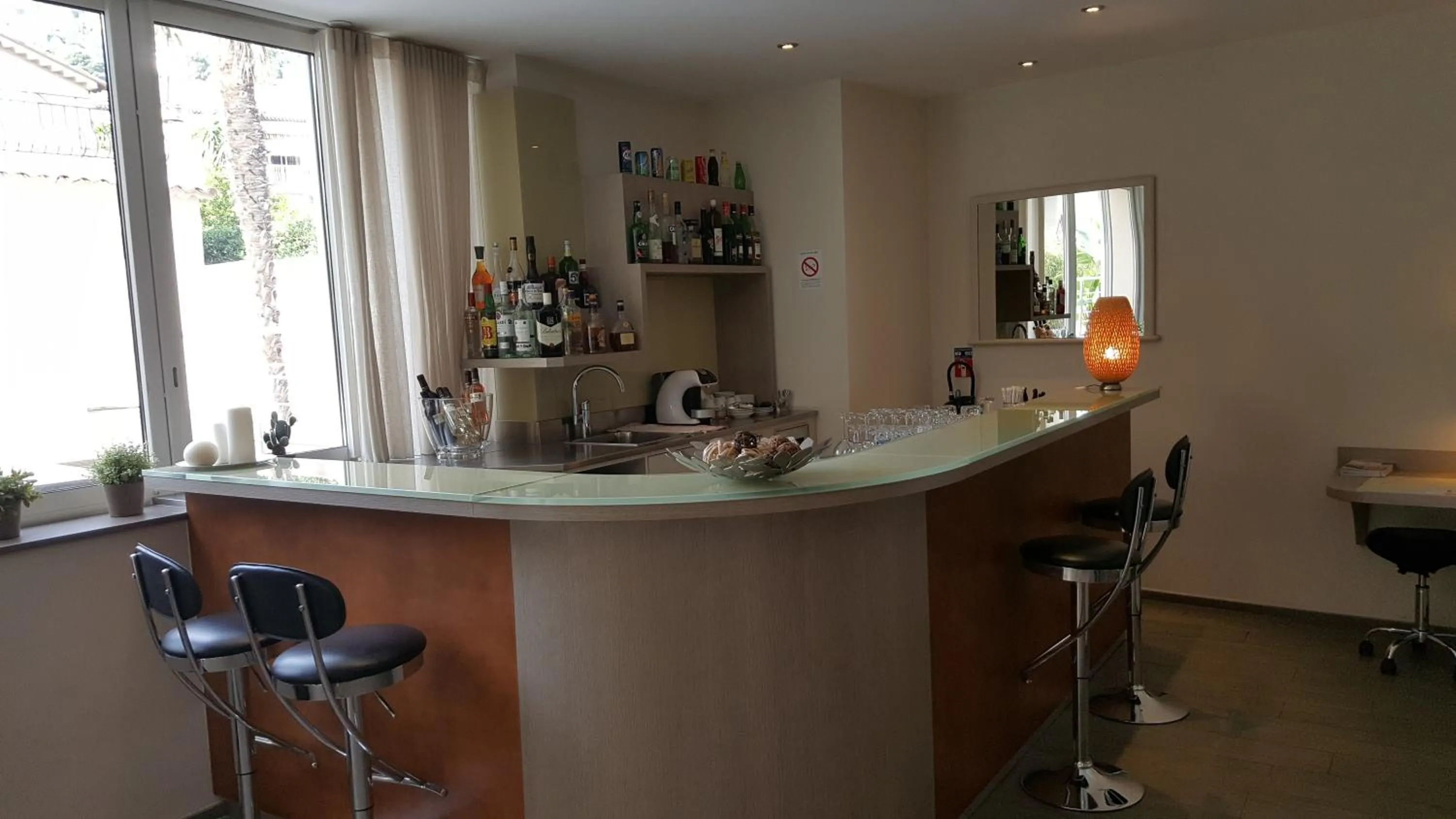 Lounge or bar in Hôtel Frisia, Beaulieu-sur-Mer