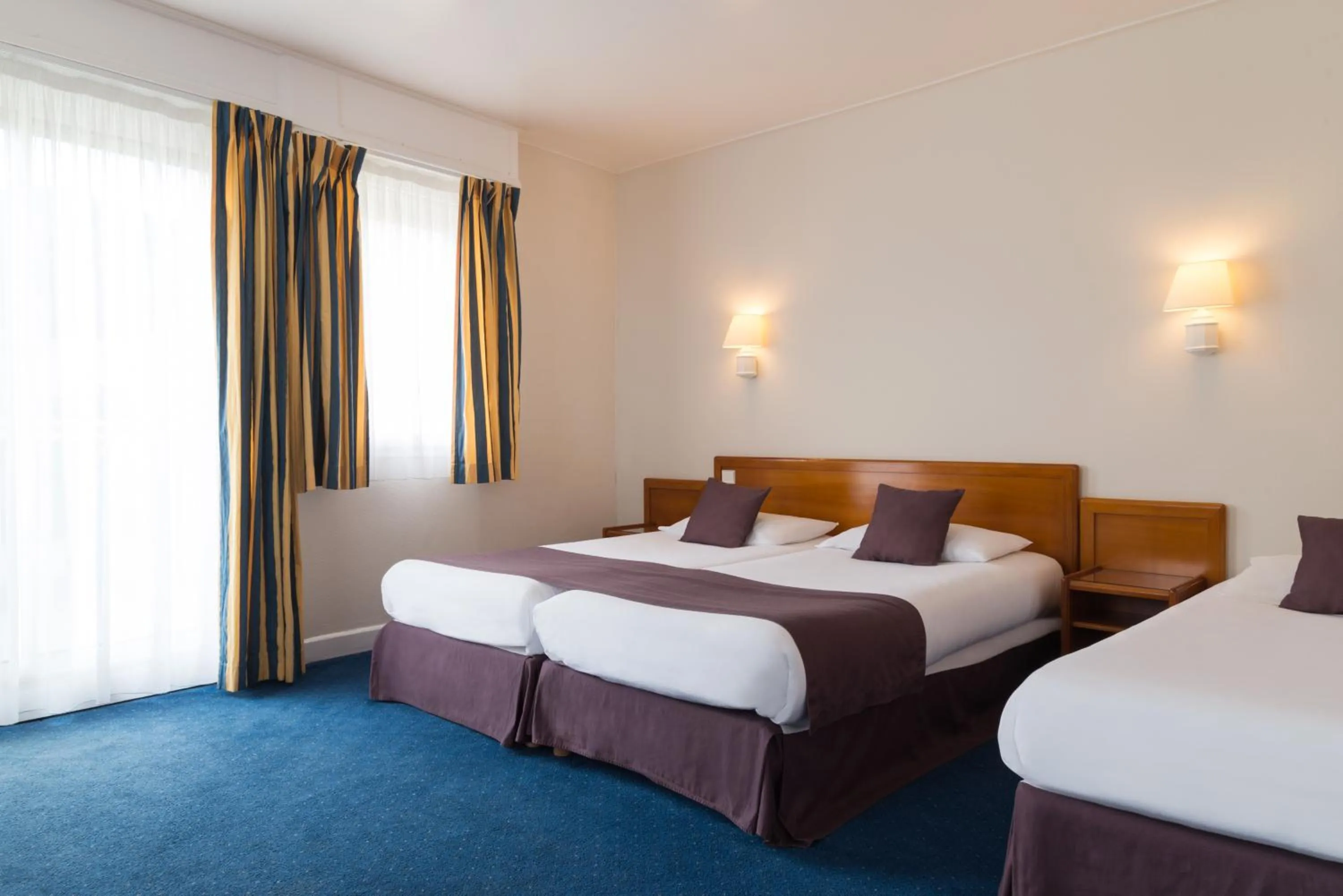 Bed in Hôtel Frisia, Beaulieu-sur-Mer