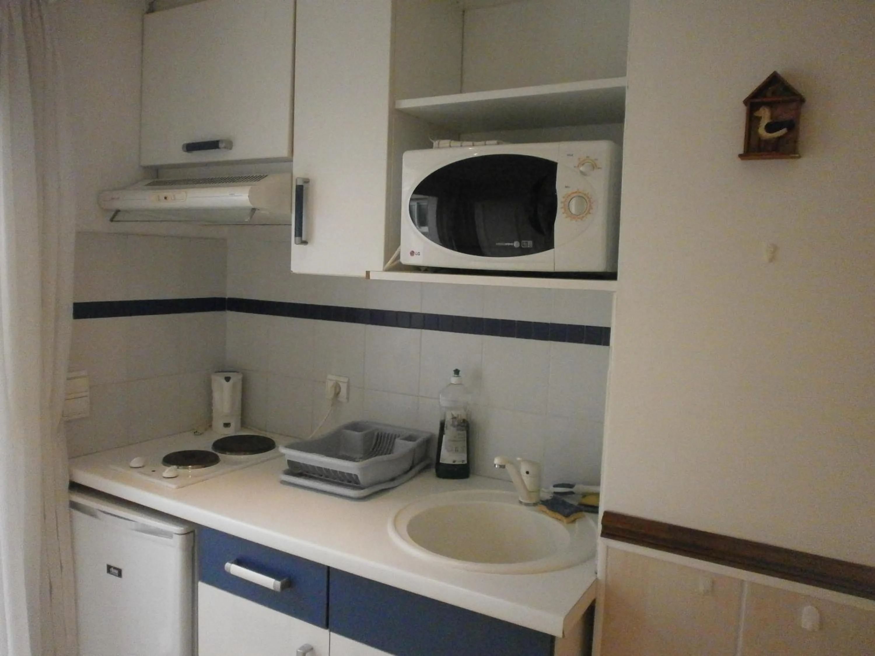 Kitchen or kitchenette in Hôtel Frisia, Beaulieu-sur-Mer