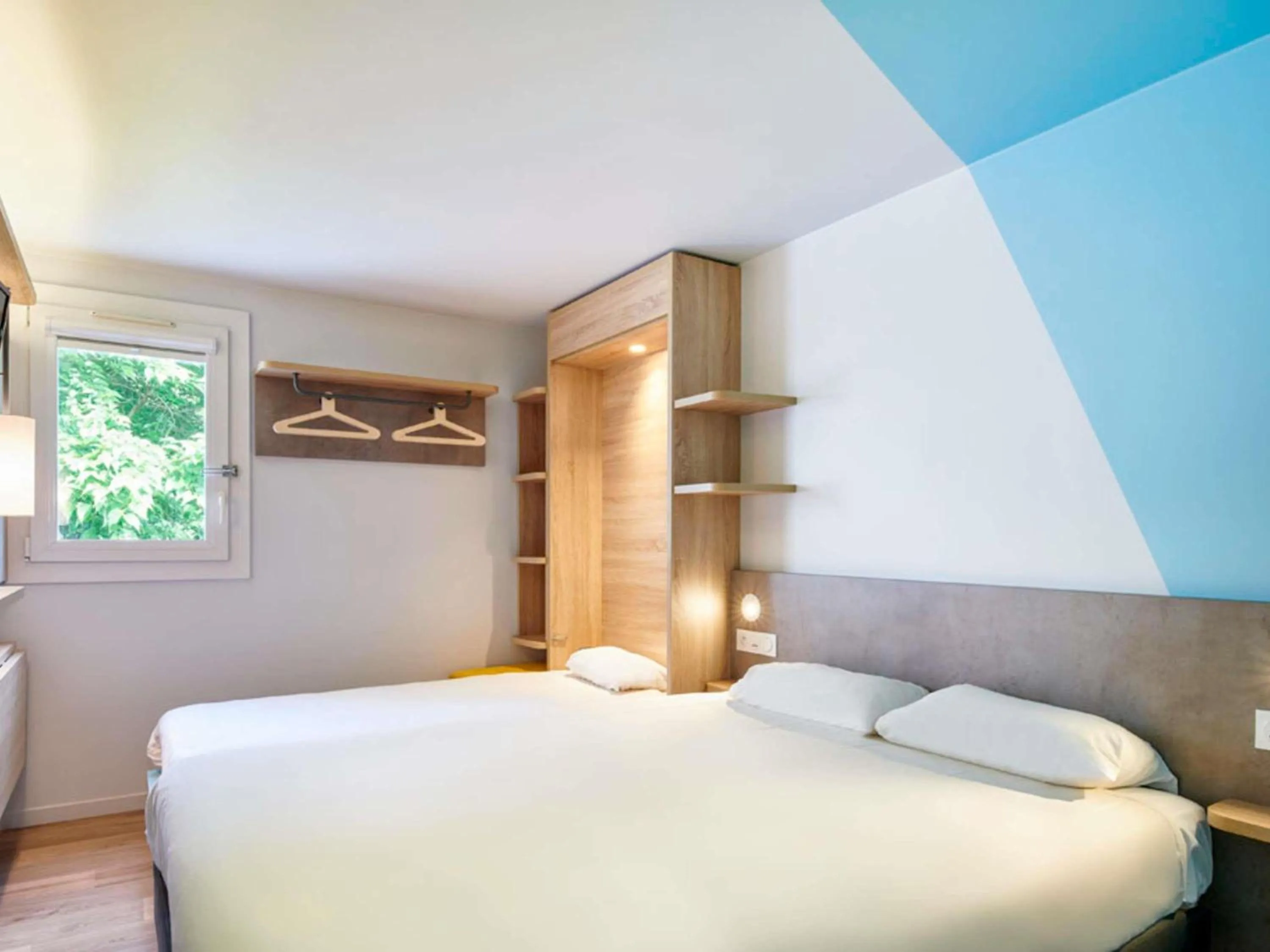 Property building, Bed in ibis budget Bayonne