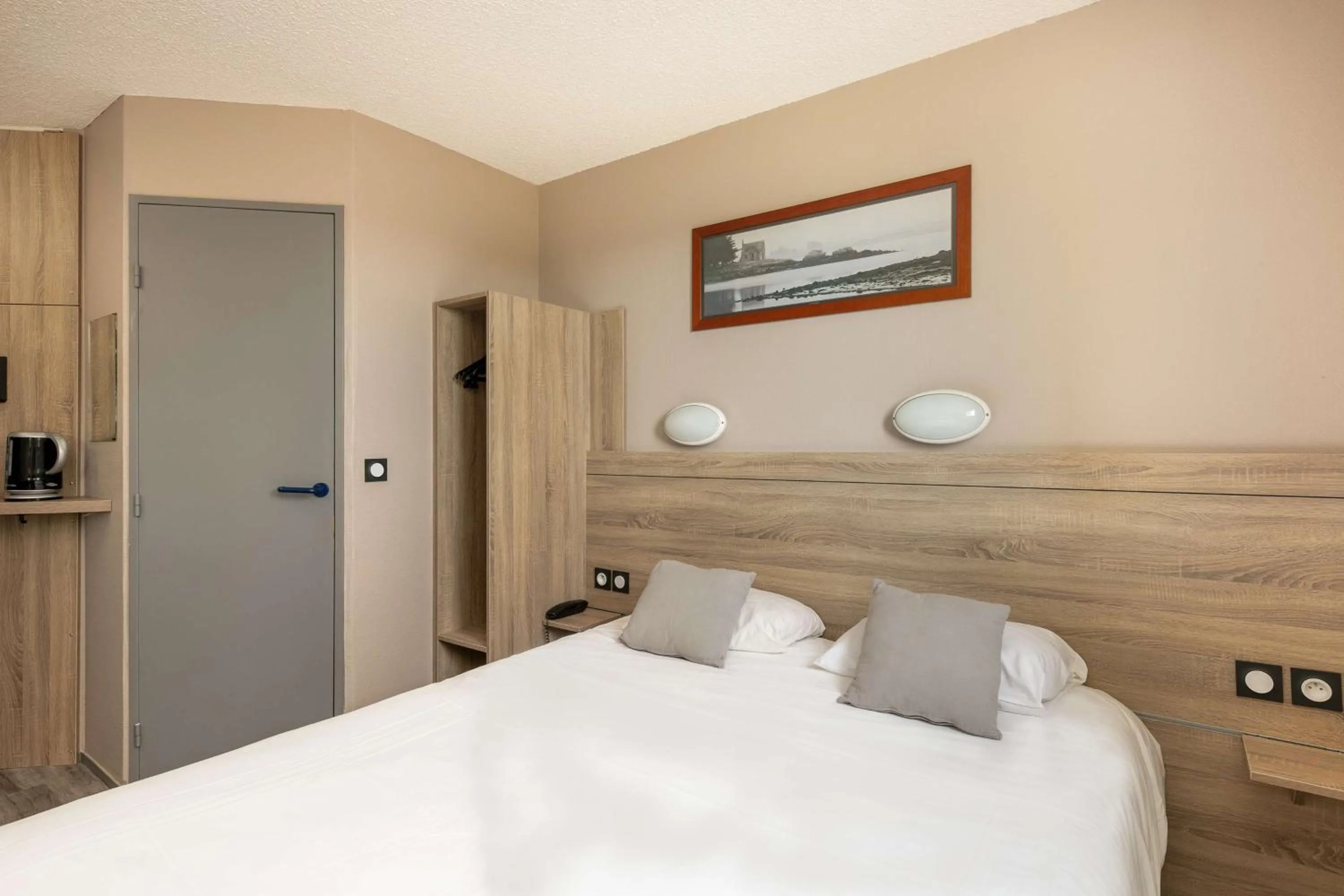 Bedroom, Bed in Brit Hotel Iroise Brest