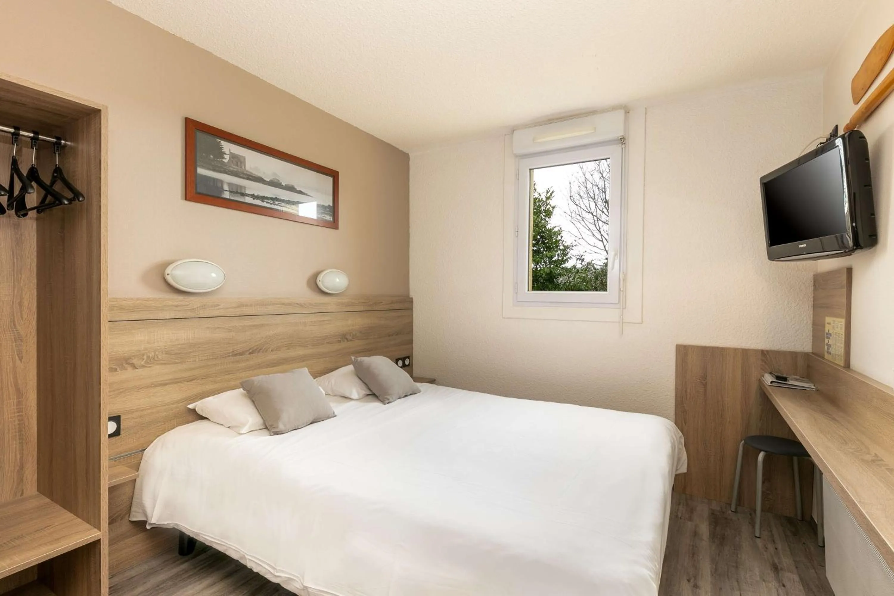 Bedroom, Bed in Brit Hotel Iroise Brest