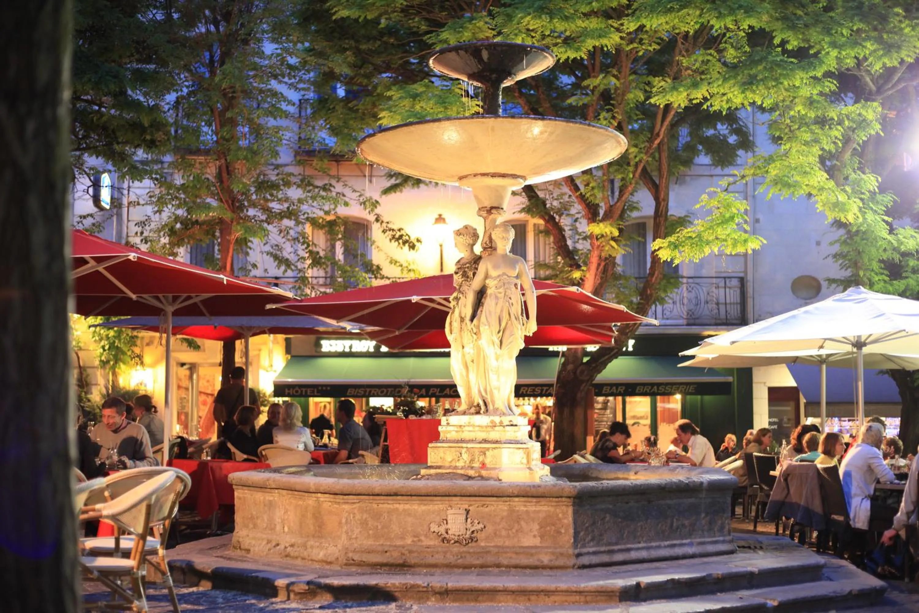 Restaurant/places to eat in Le Clos de la Garde
