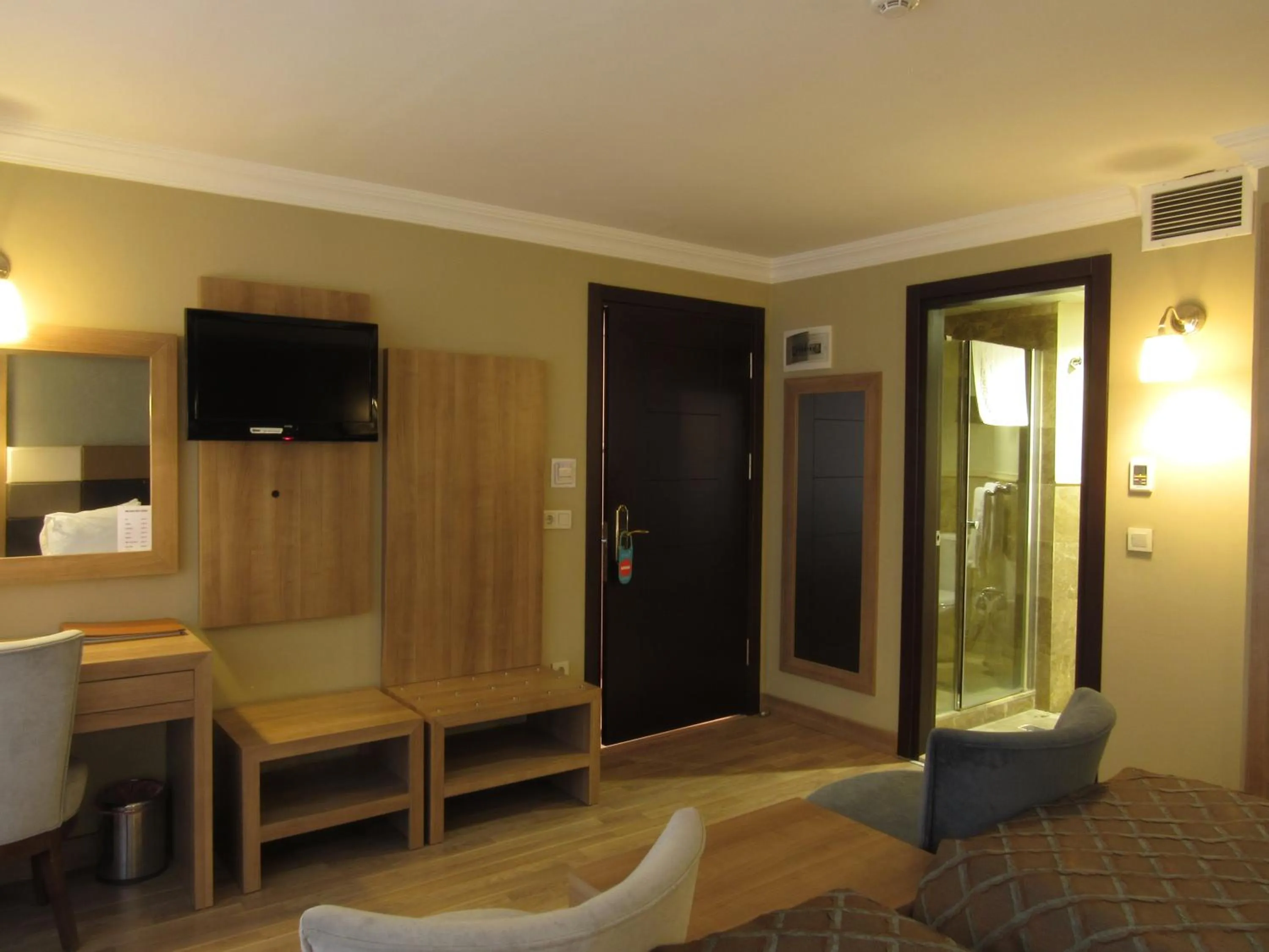 Photo of the whole room in Kadikoy Park Suites