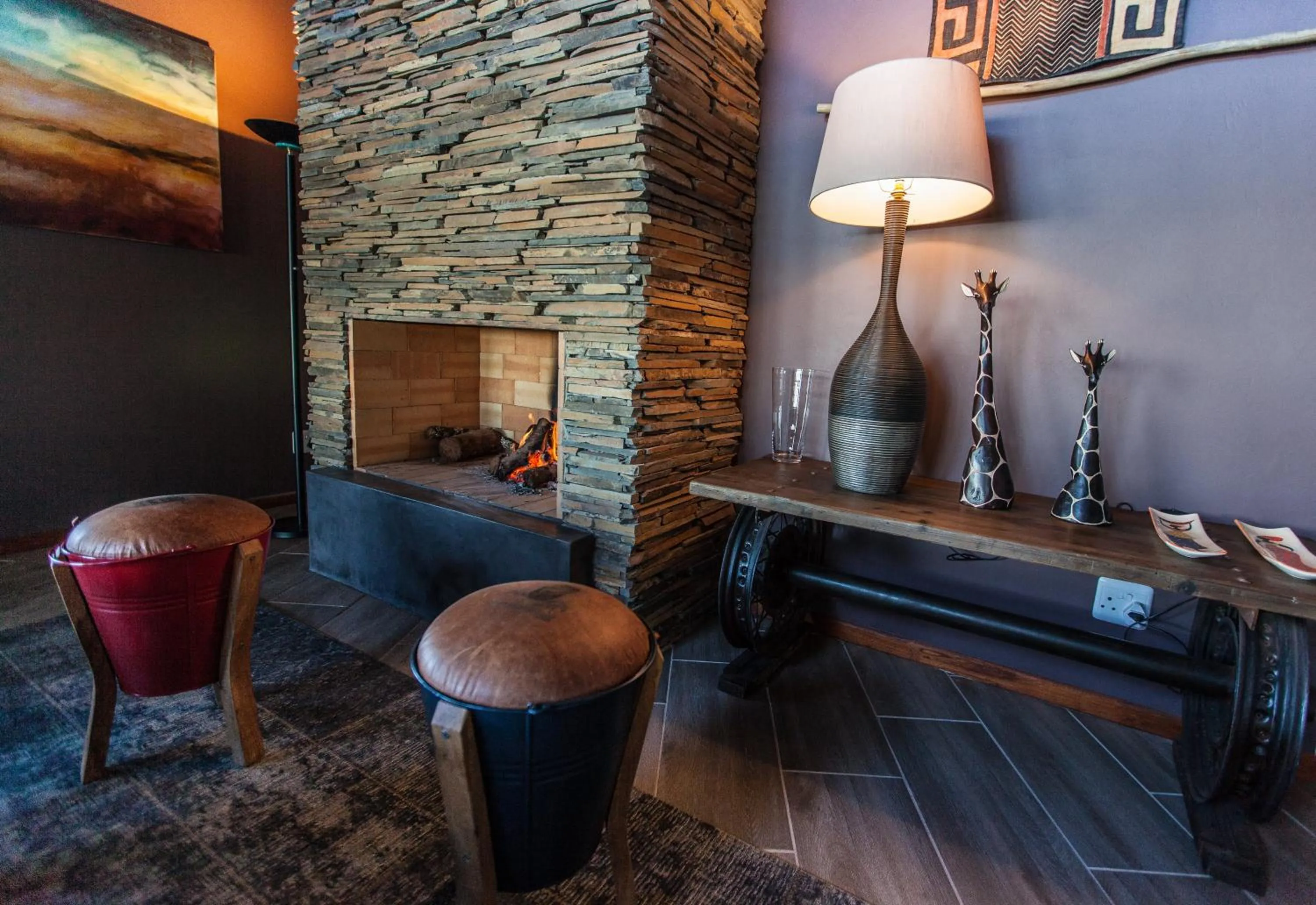 Communal lounge/ TV room in Jbay Zebra Lodge