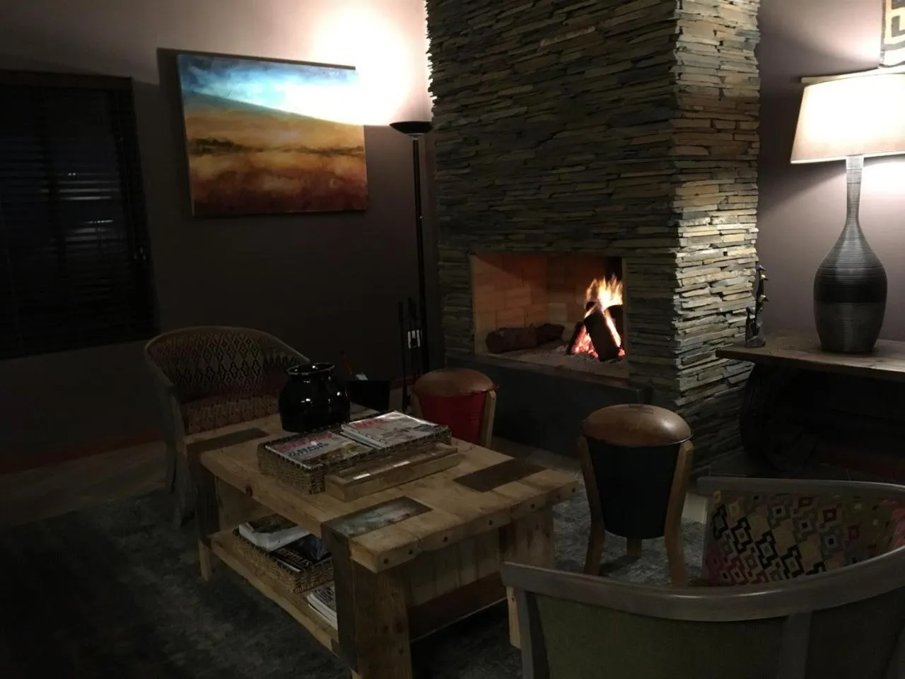 Communal lounge/ TV room in Jbay Zebra Lodge