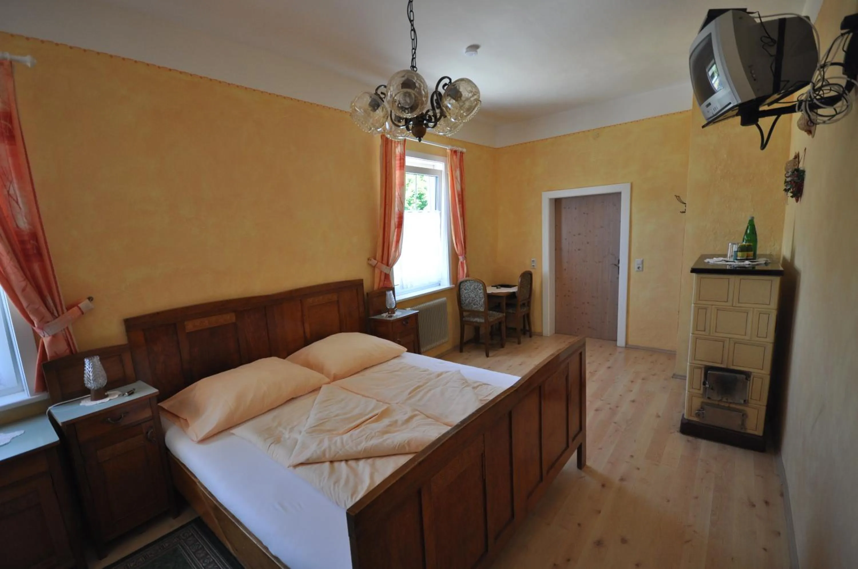 Photo of the whole room, Bed in Gasthof Zum Kramer