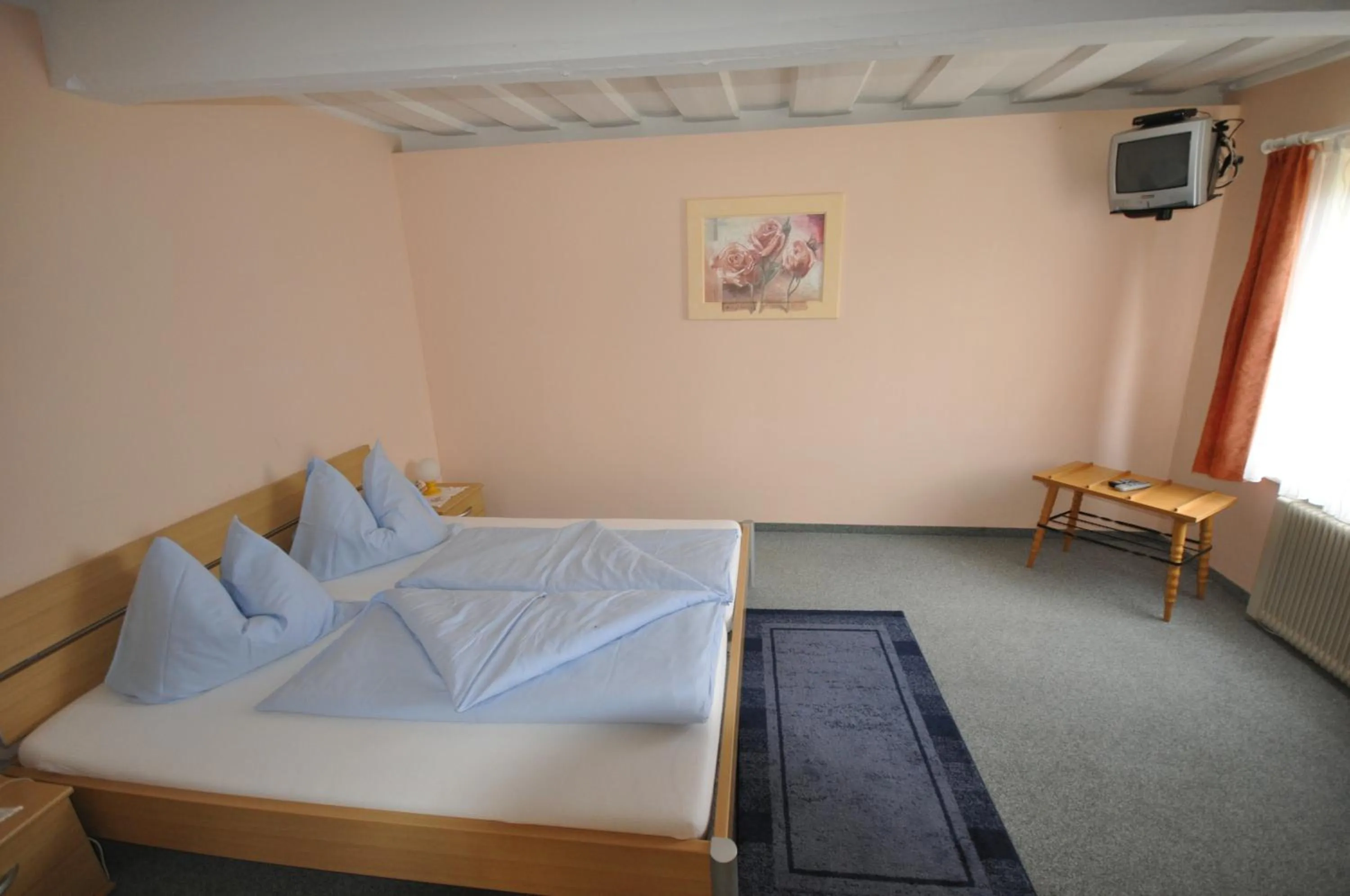 Photo of the whole room, Bed in Gasthof Zum Kramer