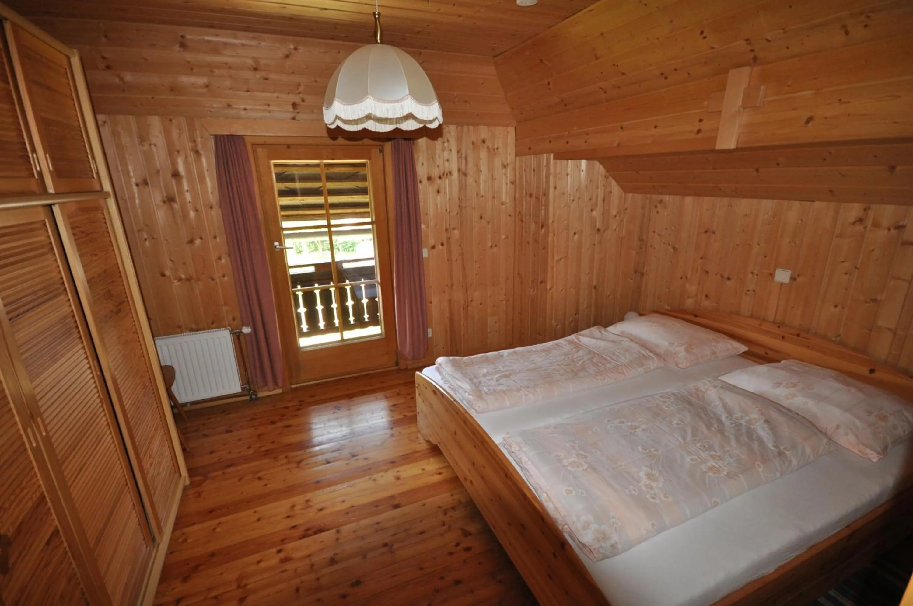 Photo of the whole room, Bed in Gasthof Zum Kramer