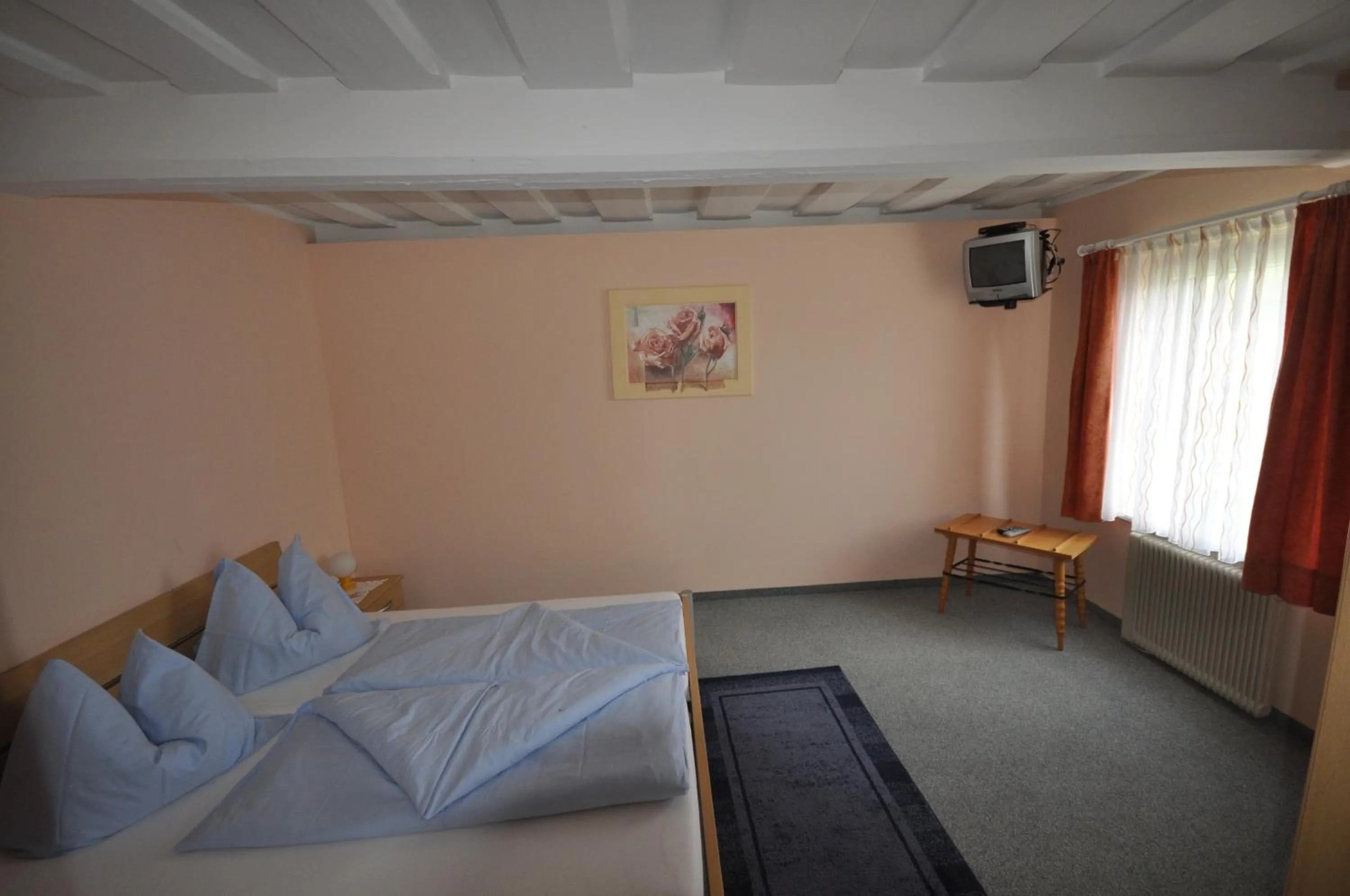 Photo of the whole room, Bed in Gasthof Zum Kramer