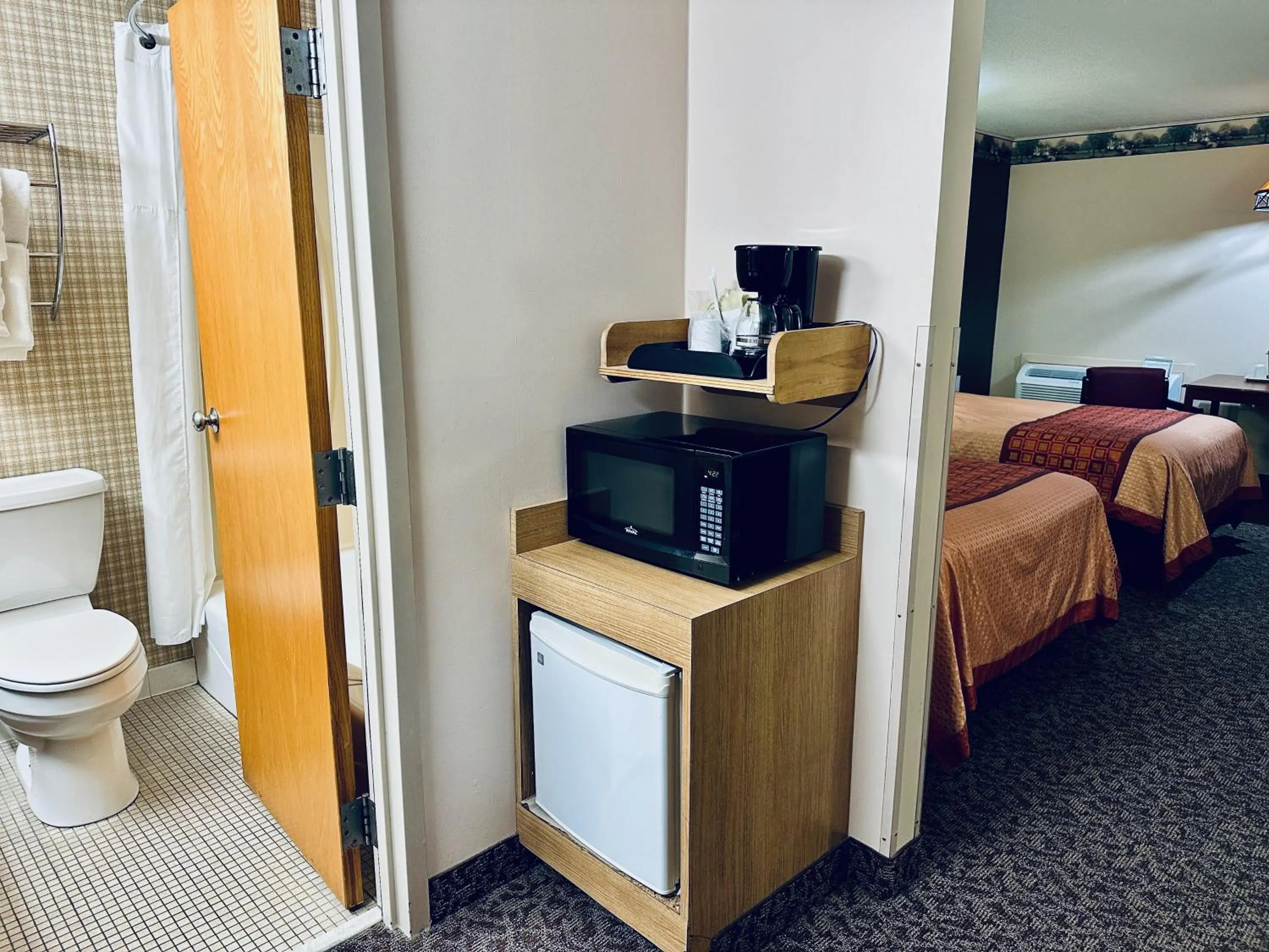 microwave, Bed in Ivey's Motor Lodge