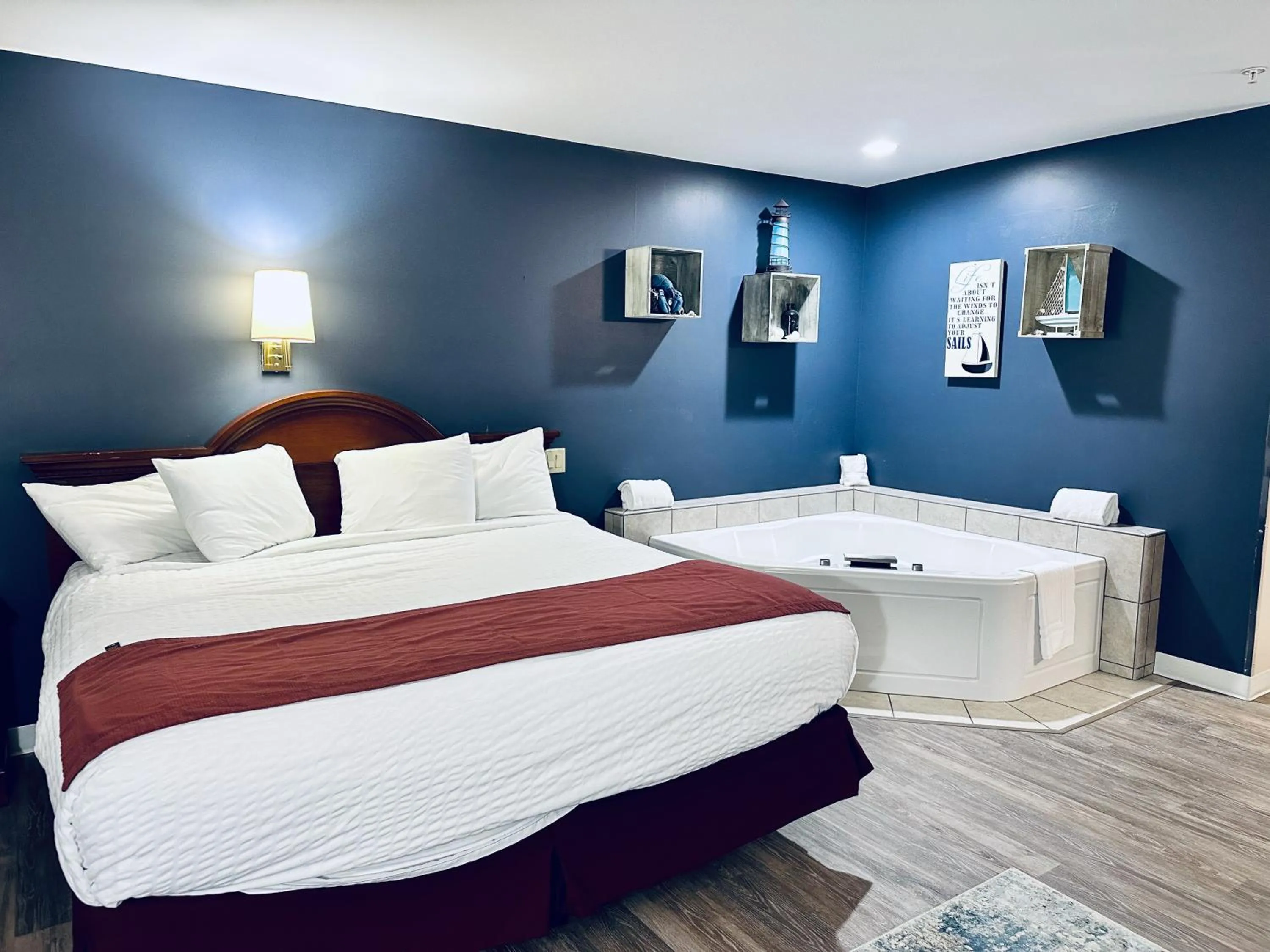 Photo of the whole room, Bed in Ivey's Motor Lodge