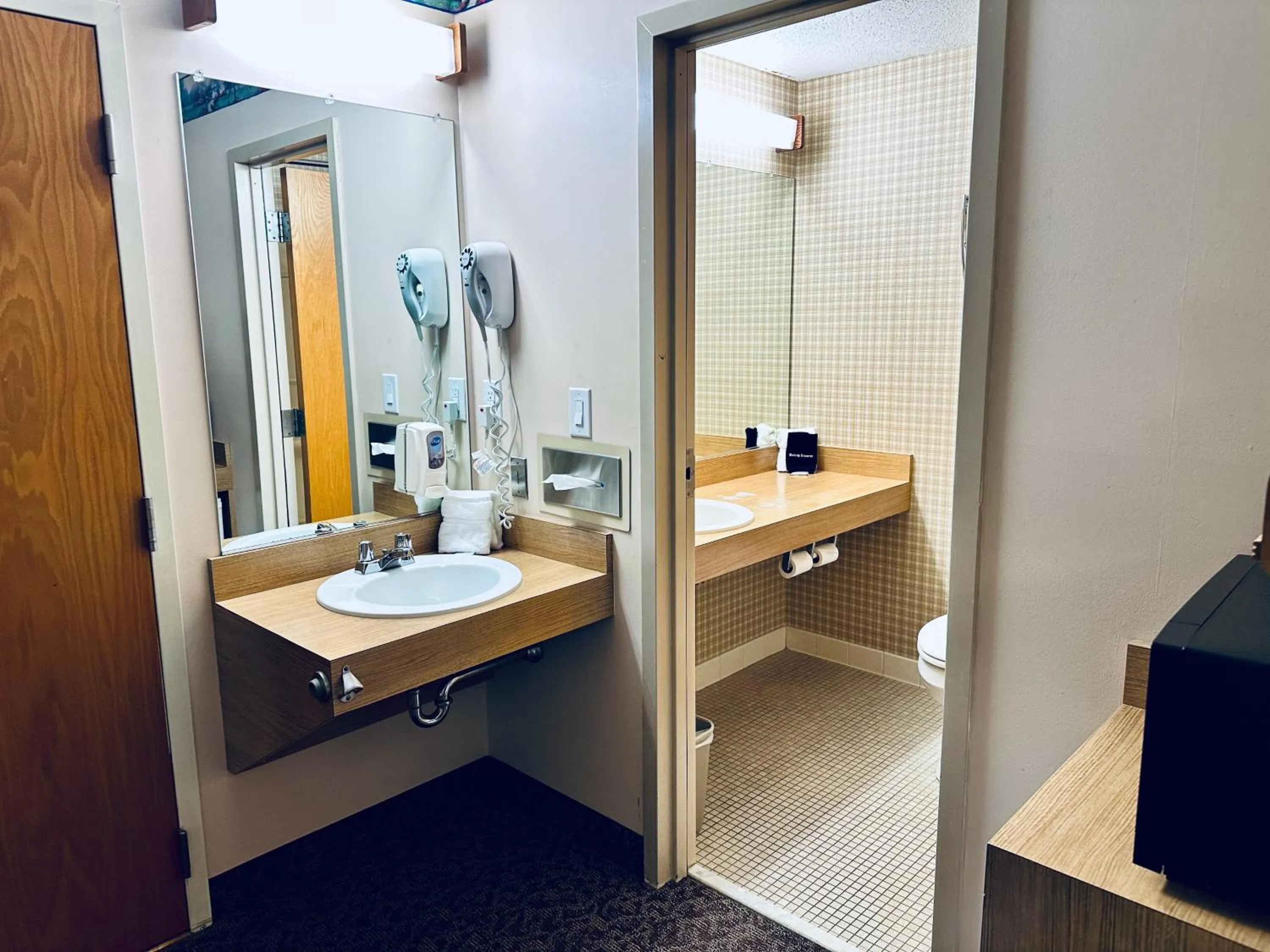 Bathroom in Ivey's Motor Lodge