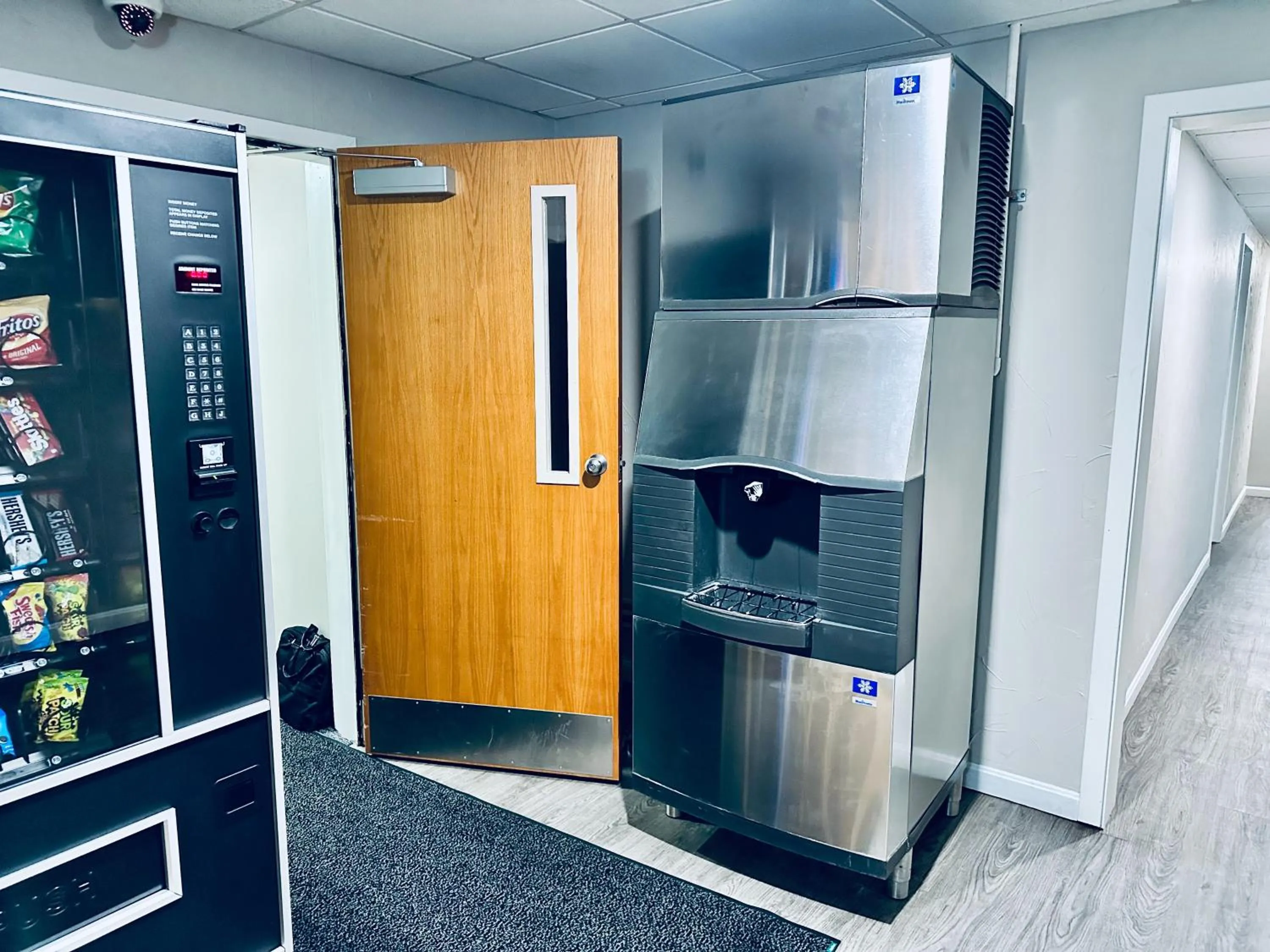 vending machine in Ivey's Motor Lodge