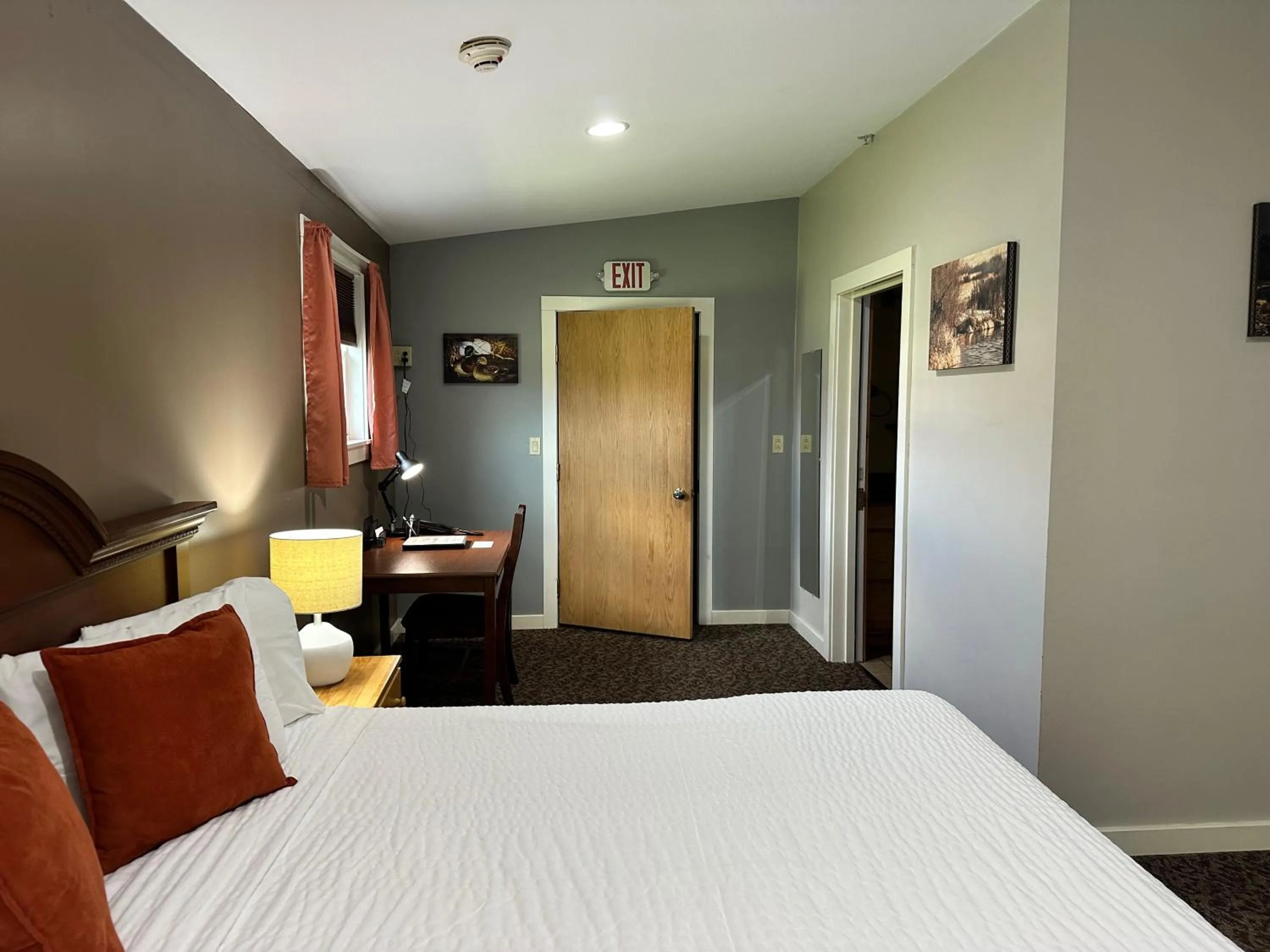 Bedroom, Bed in Ivey's Motor Lodge