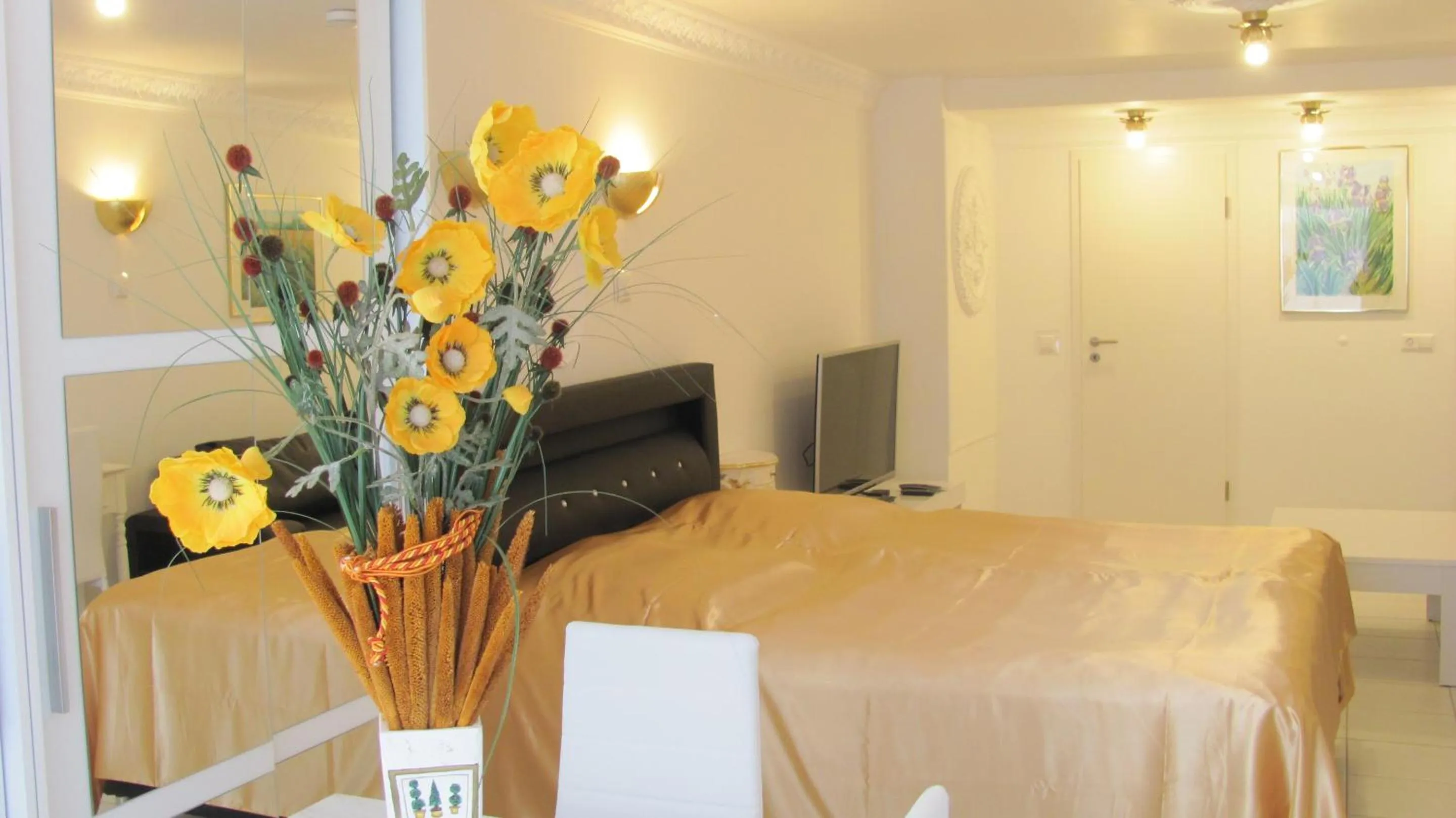 Bedroom, Bed in Apartment Storchenfärbe