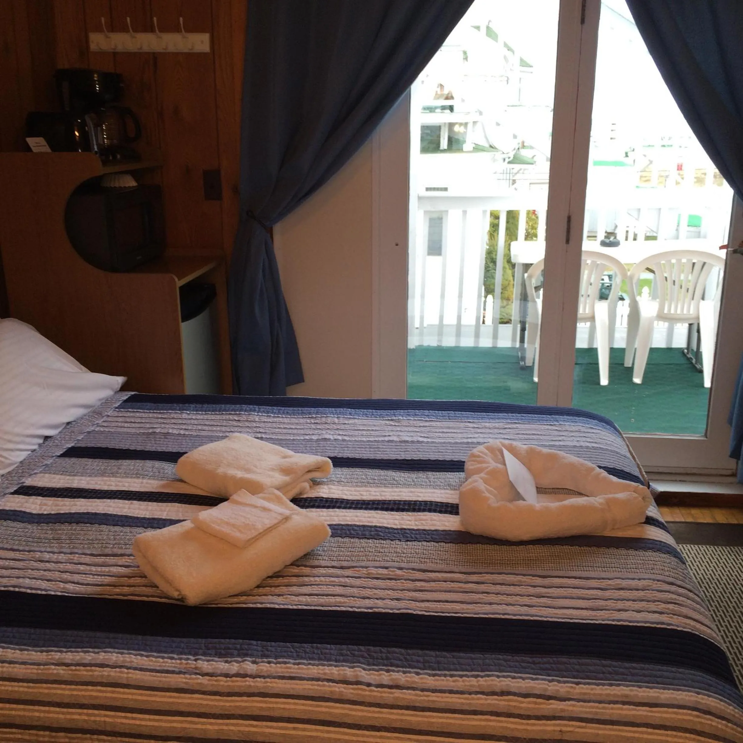 Bed in The New Oceanic Inn