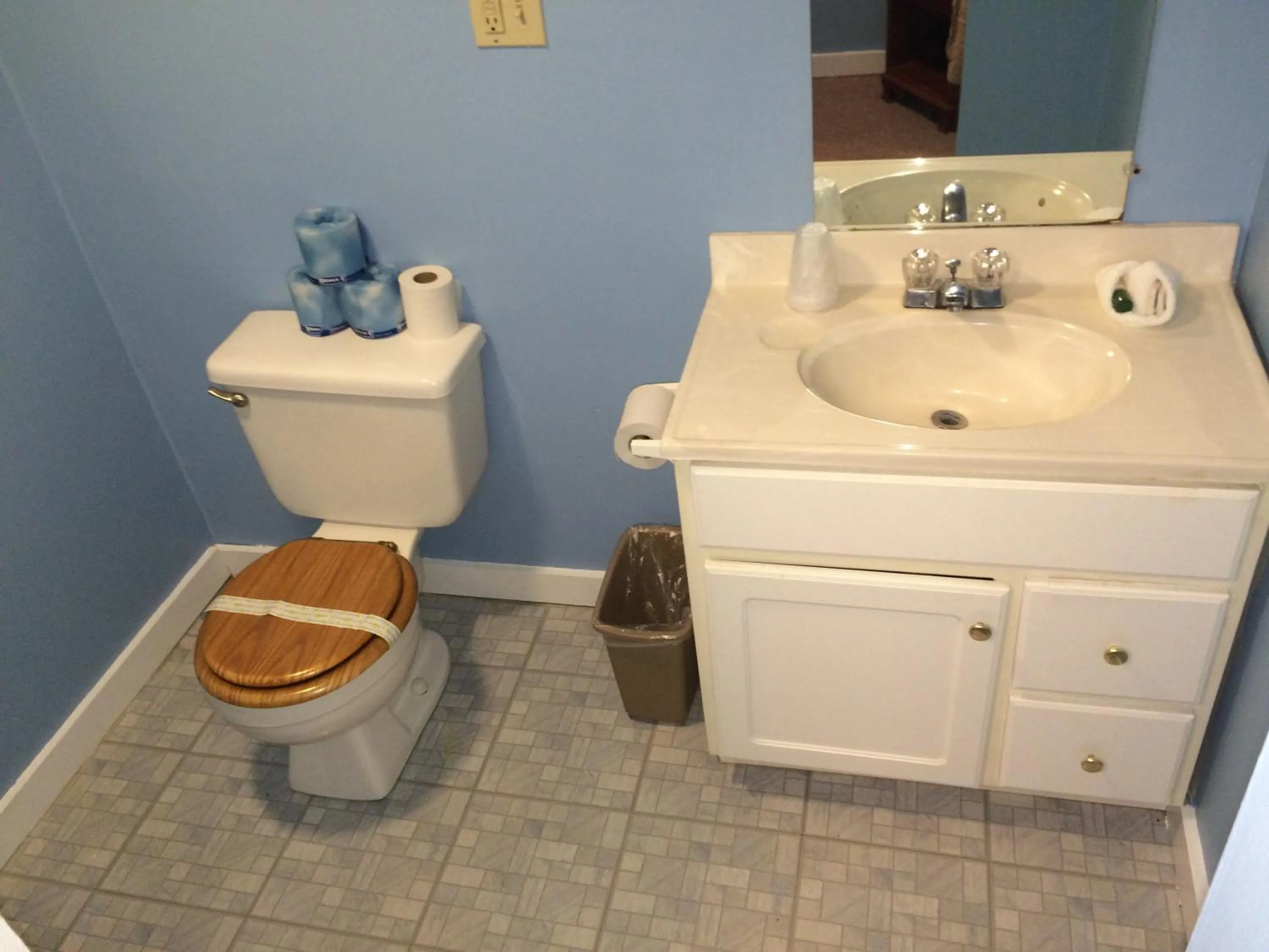 Toilet in The New Oceanic Inn