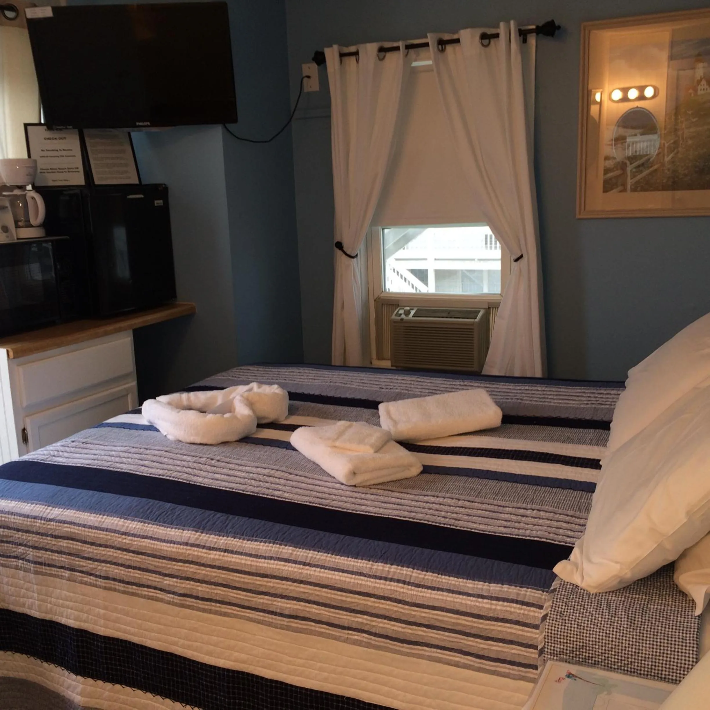 Bed in The New Oceanic Inn