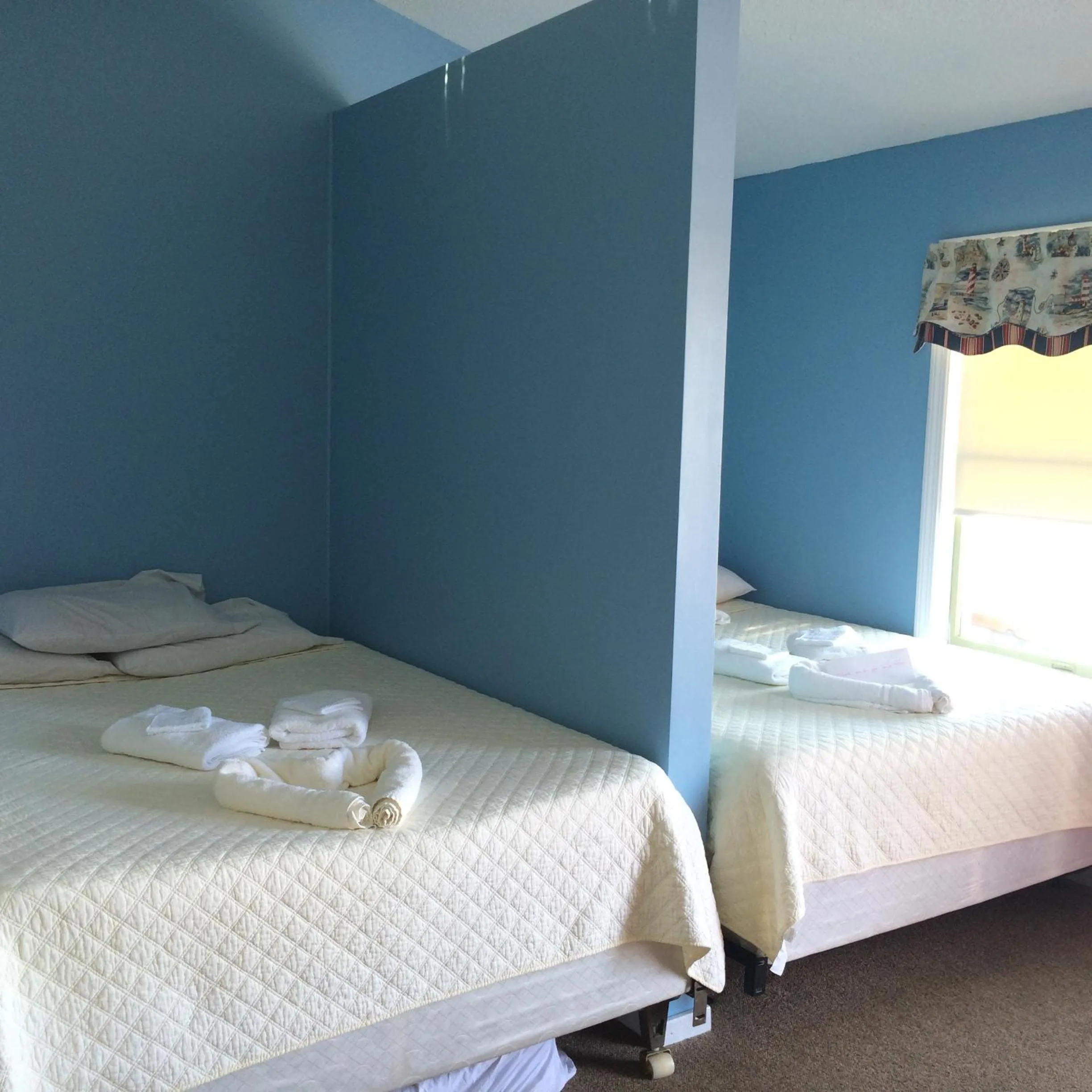 Day, Bed in The New Oceanic Inn