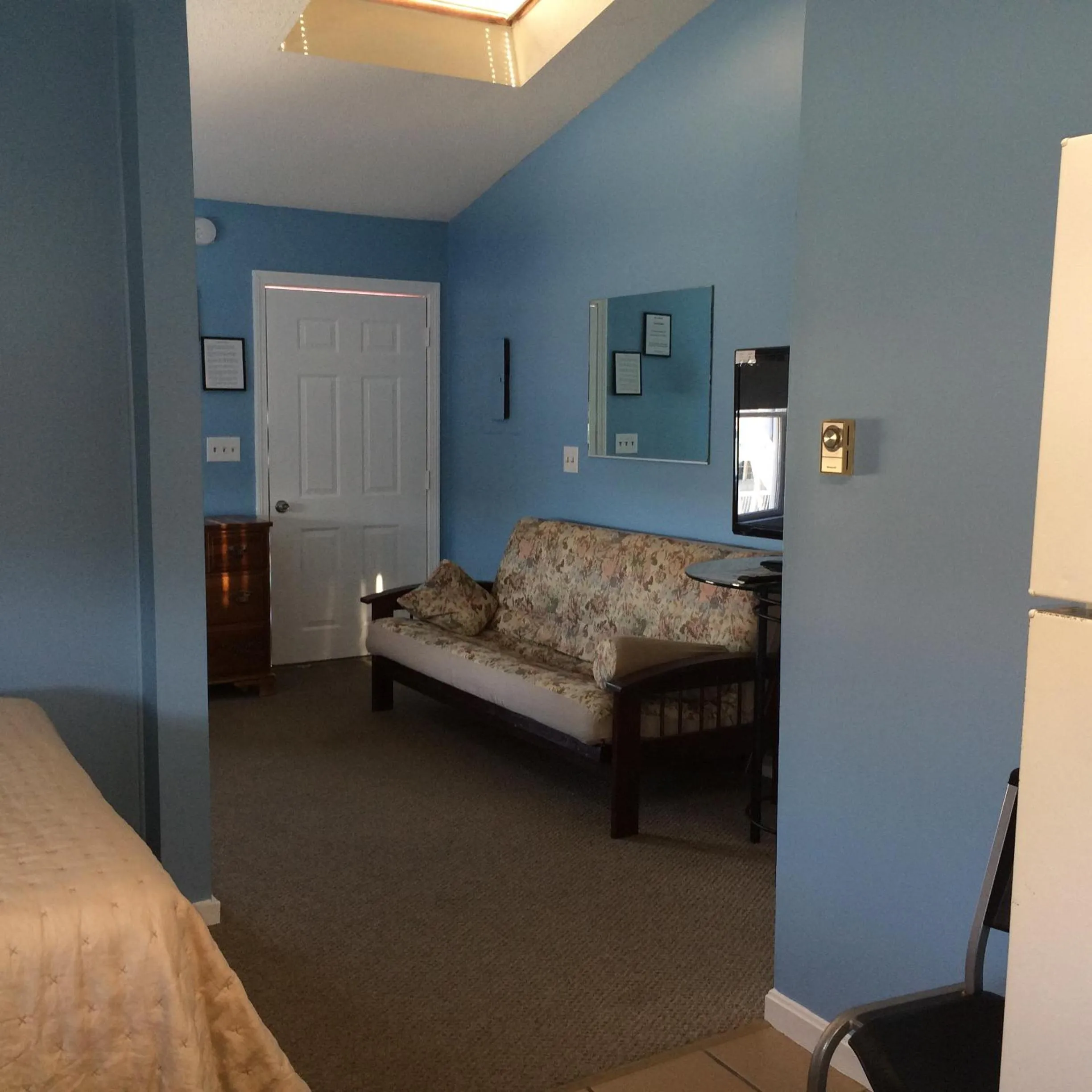 Seating area, Bed in The New Oceanic Inn