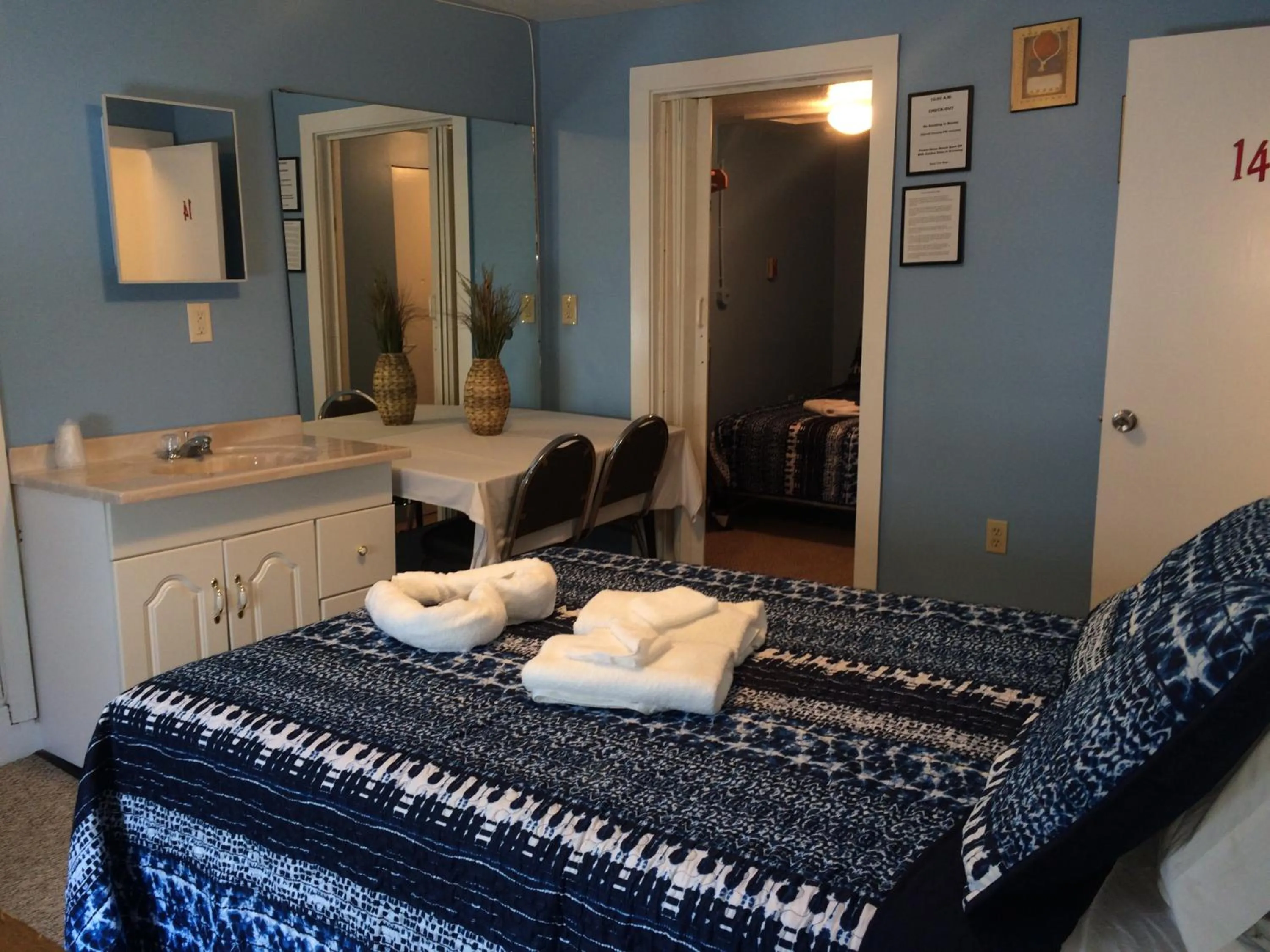 Photo of the whole room, Bed in The New Oceanic Inn