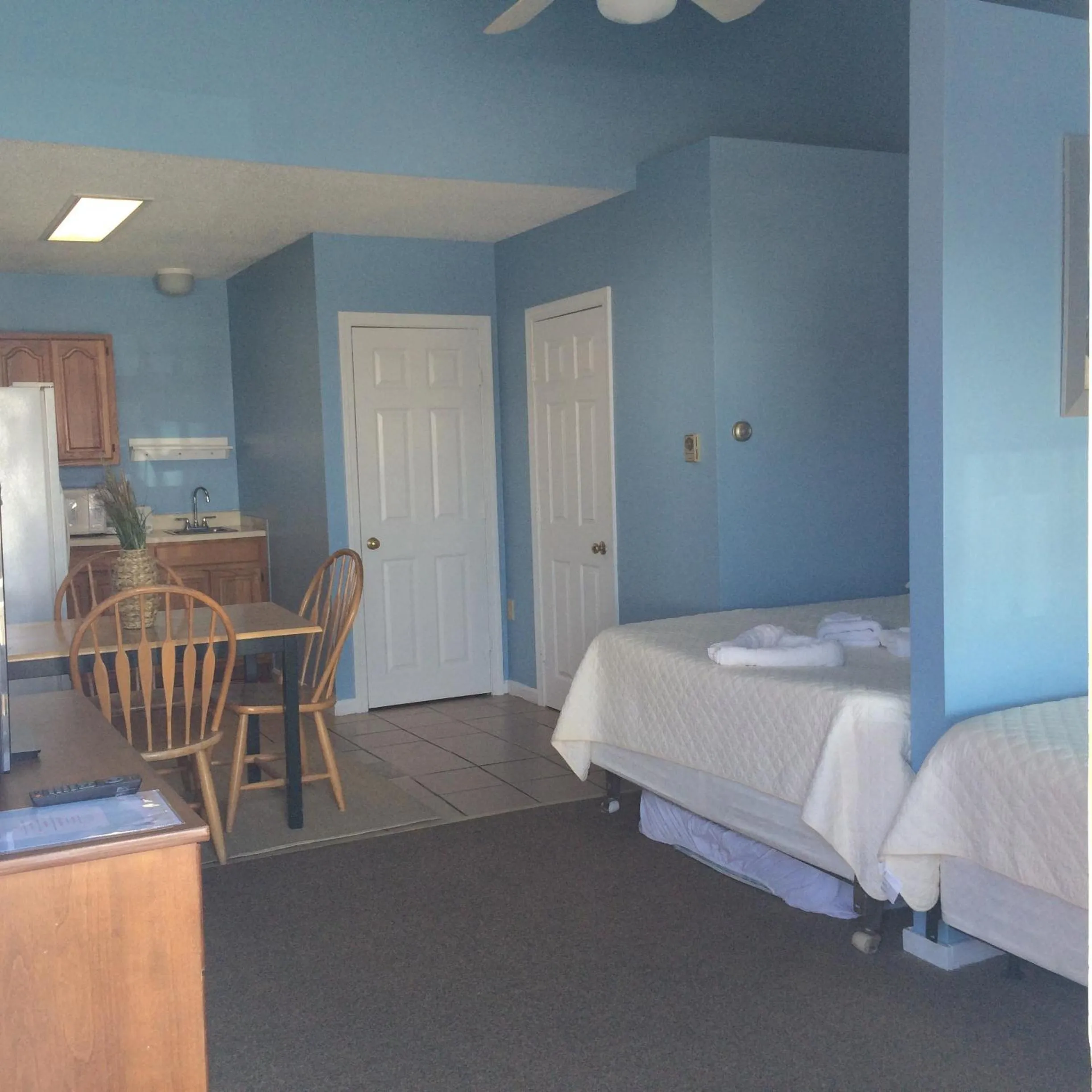 Dining area, Bed in The New Oceanic Inn