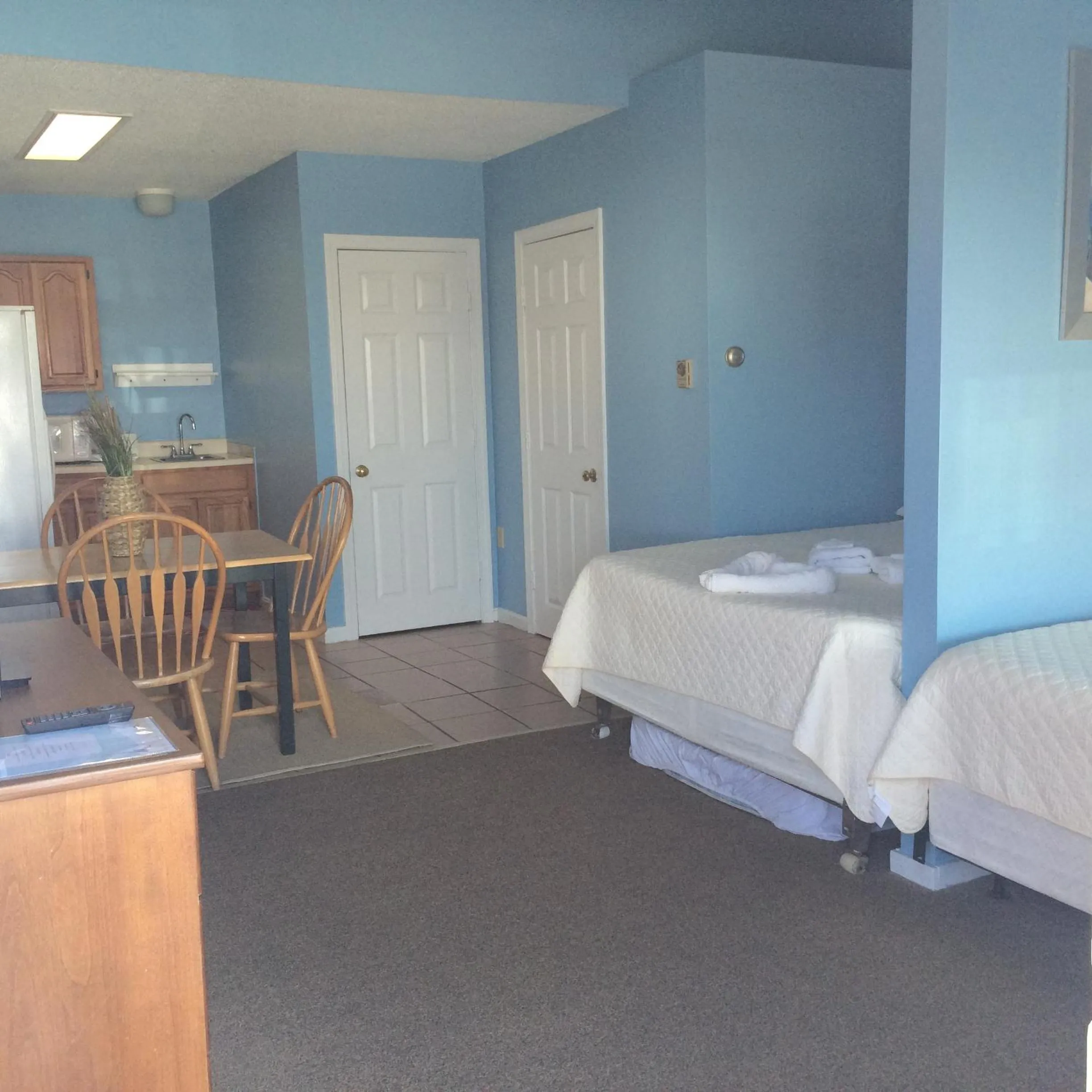 Dining area, Bed in The New Oceanic Inn