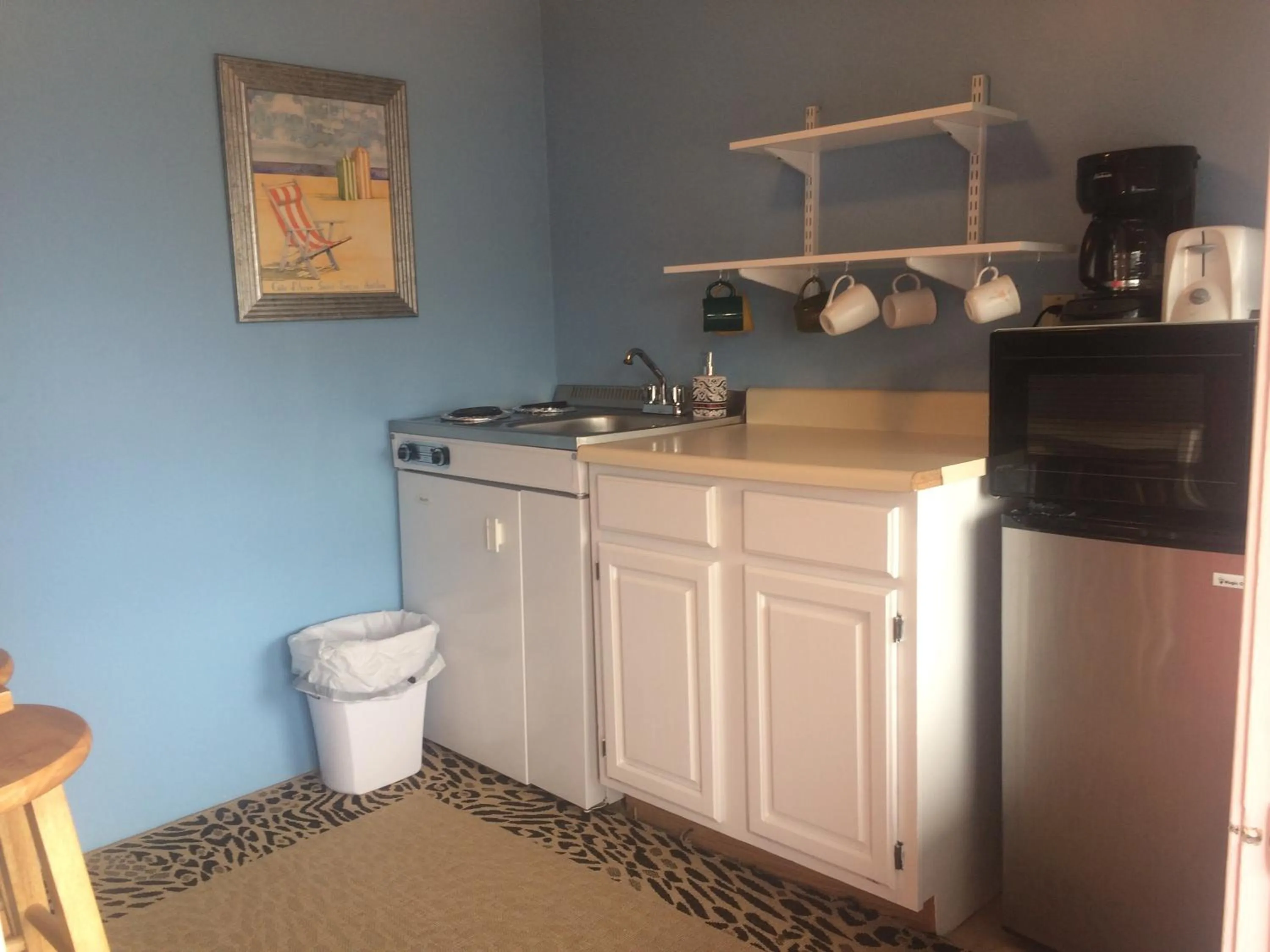 Kitchen or kitchenette in The New Oceanic Inn