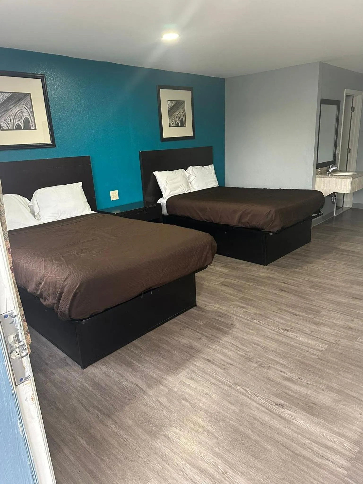 Bed in Americas Best Value Inn