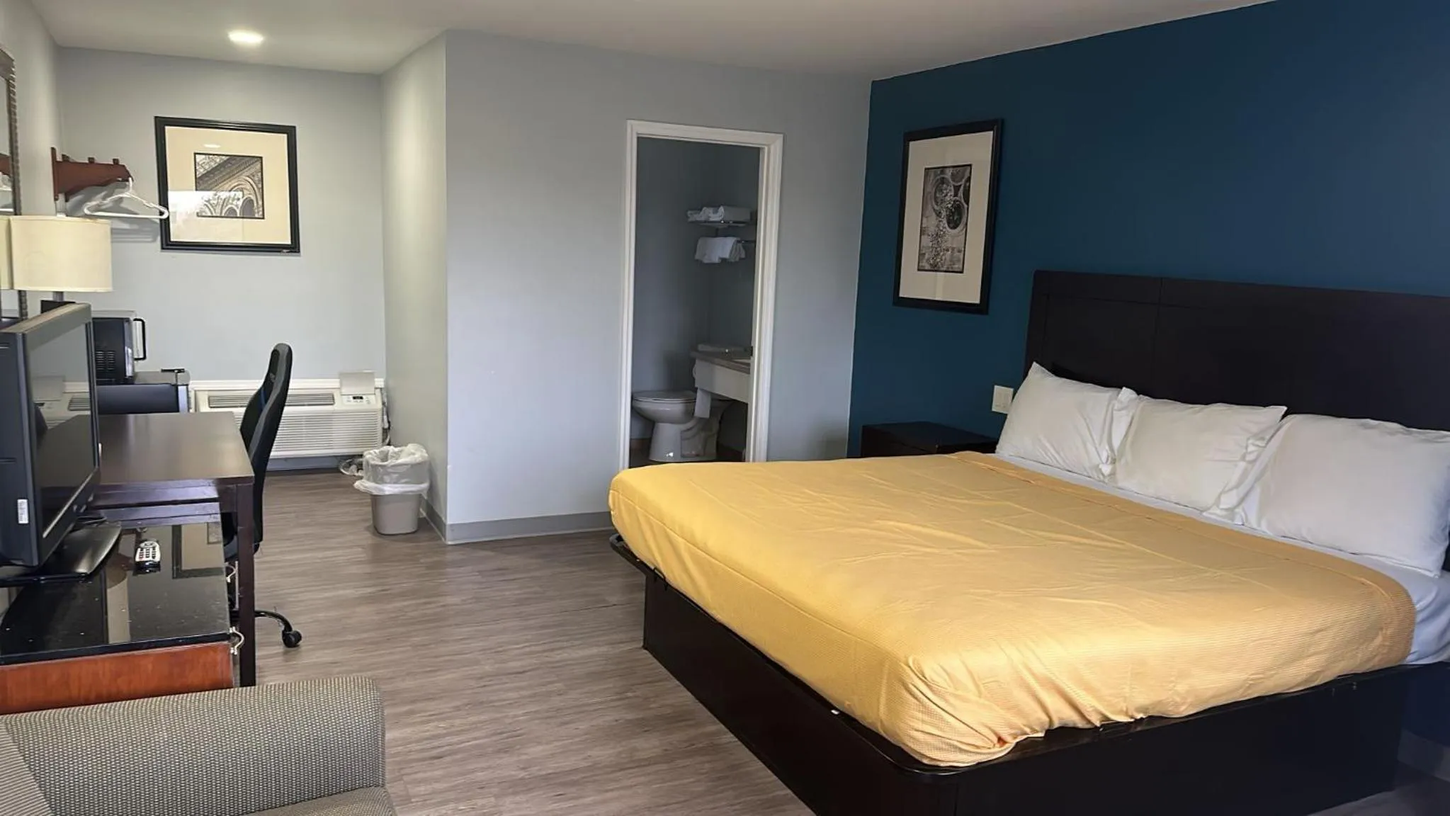 Bed in Americas Best Value Inn