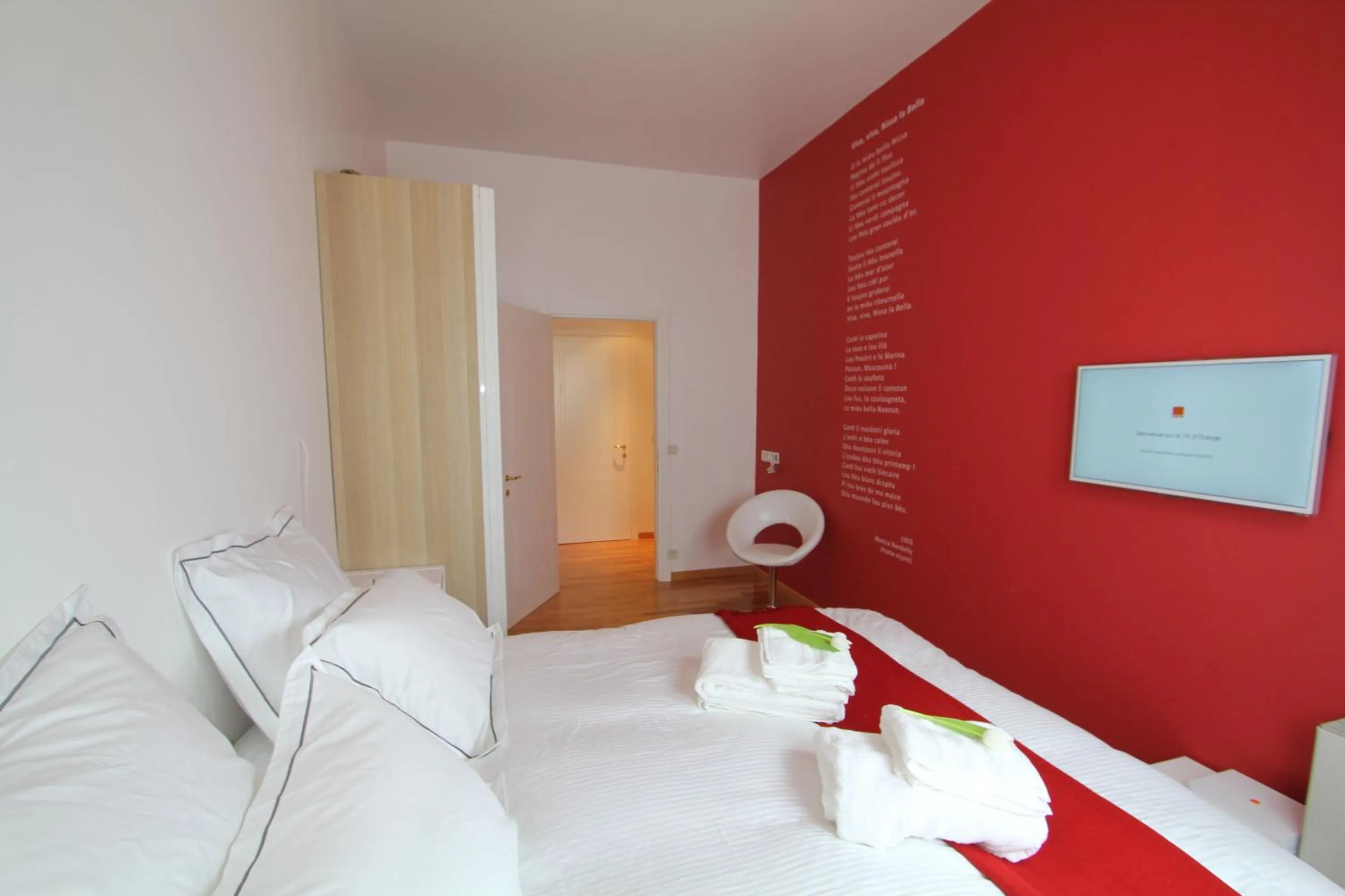 Photo of the whole room in Nice Massena