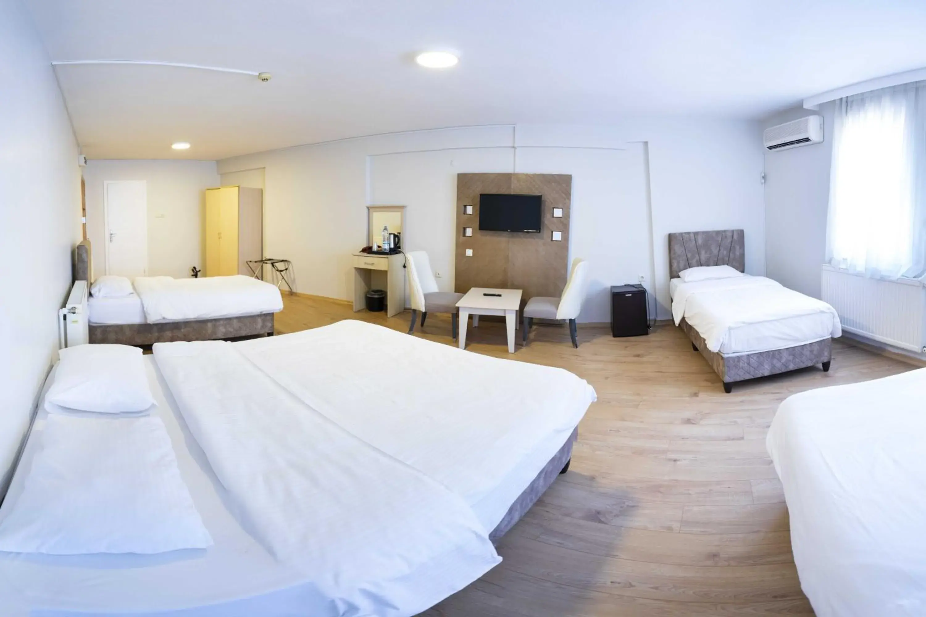 Economy Quadruple Room in Hotel Libiza Economy Quadruple Room in Hotel Libiza