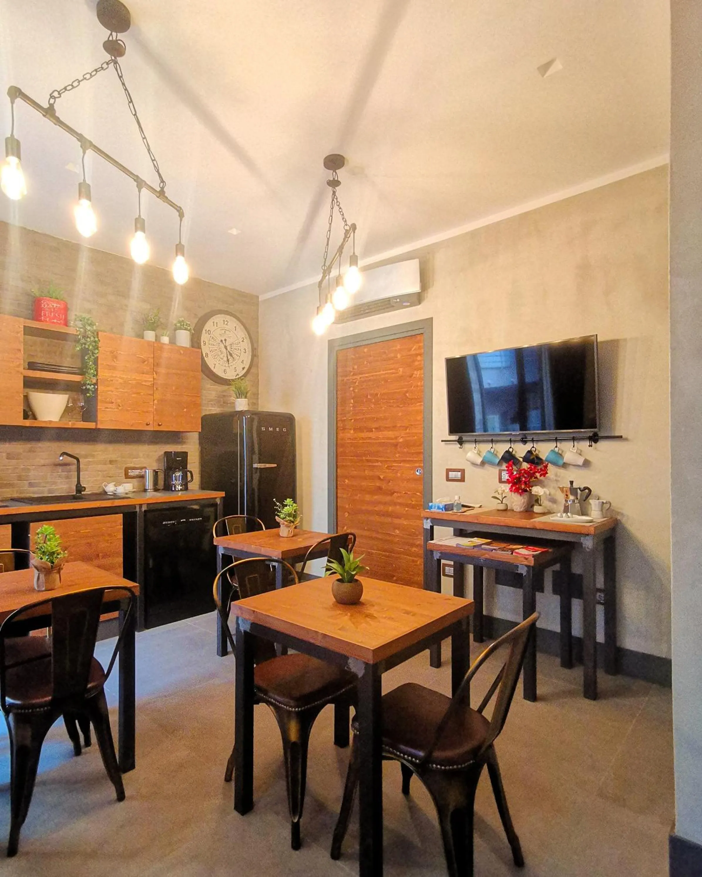 Communal lounge/ TV room in casajammone naples b&b