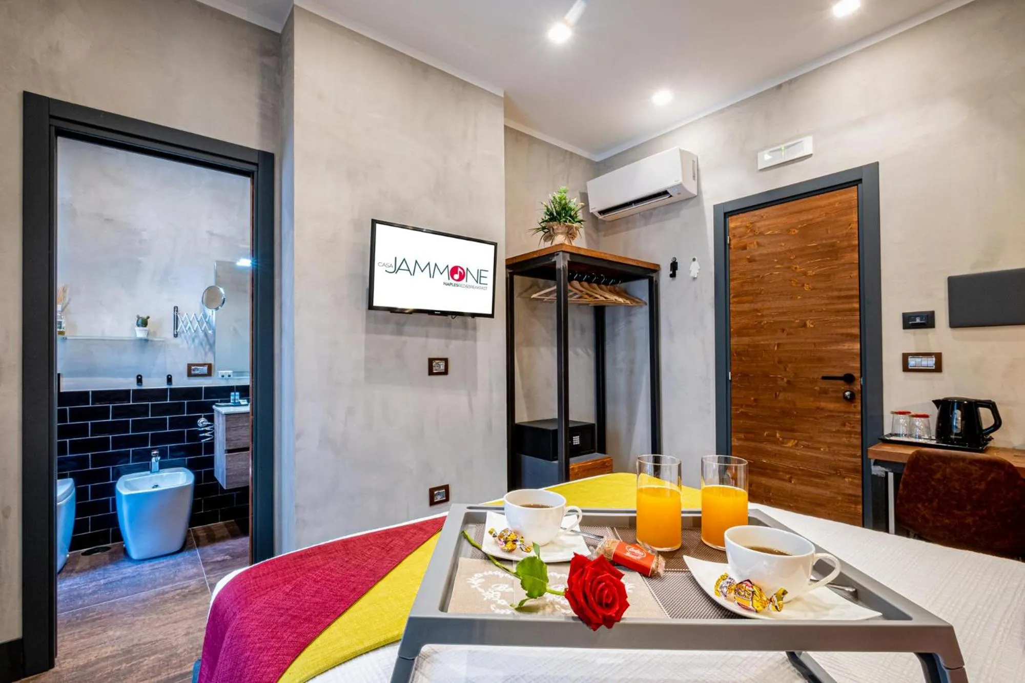 Photo of the whole room in casajammone naples b&b