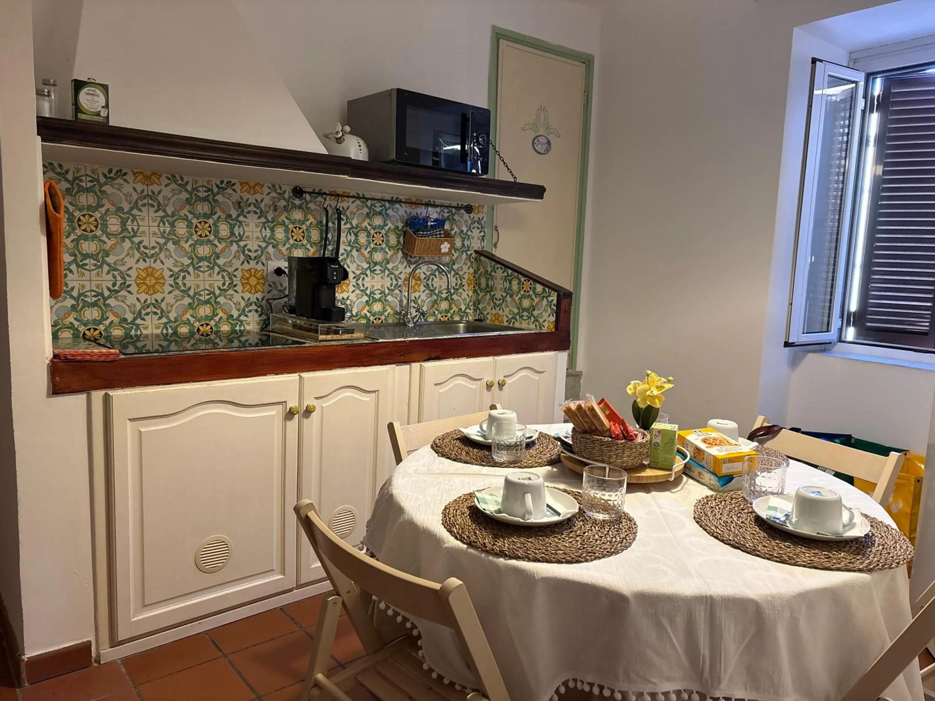 Dining area in Little Medieval House Nettuno