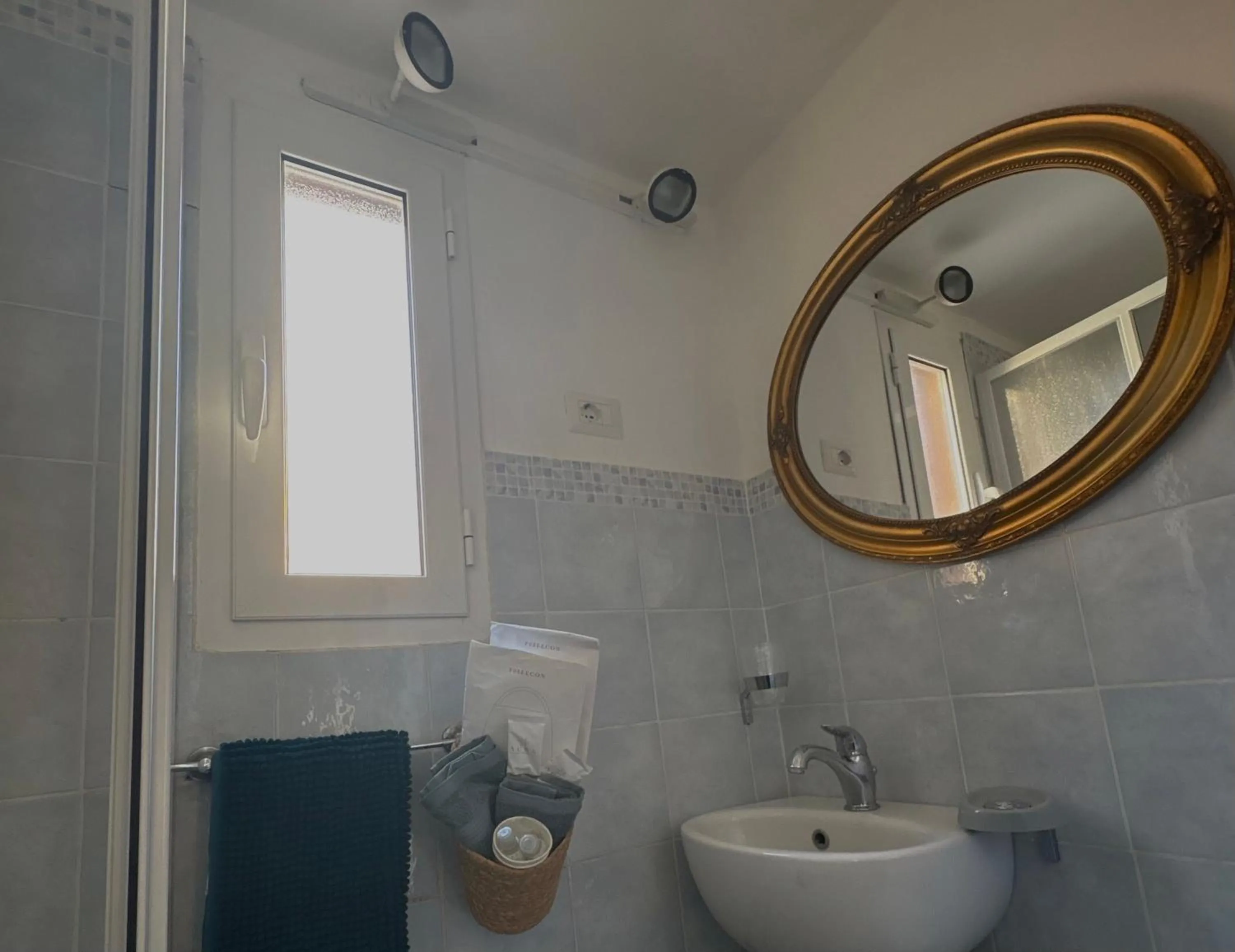 Bathroom in Little Medieval House Nettuno