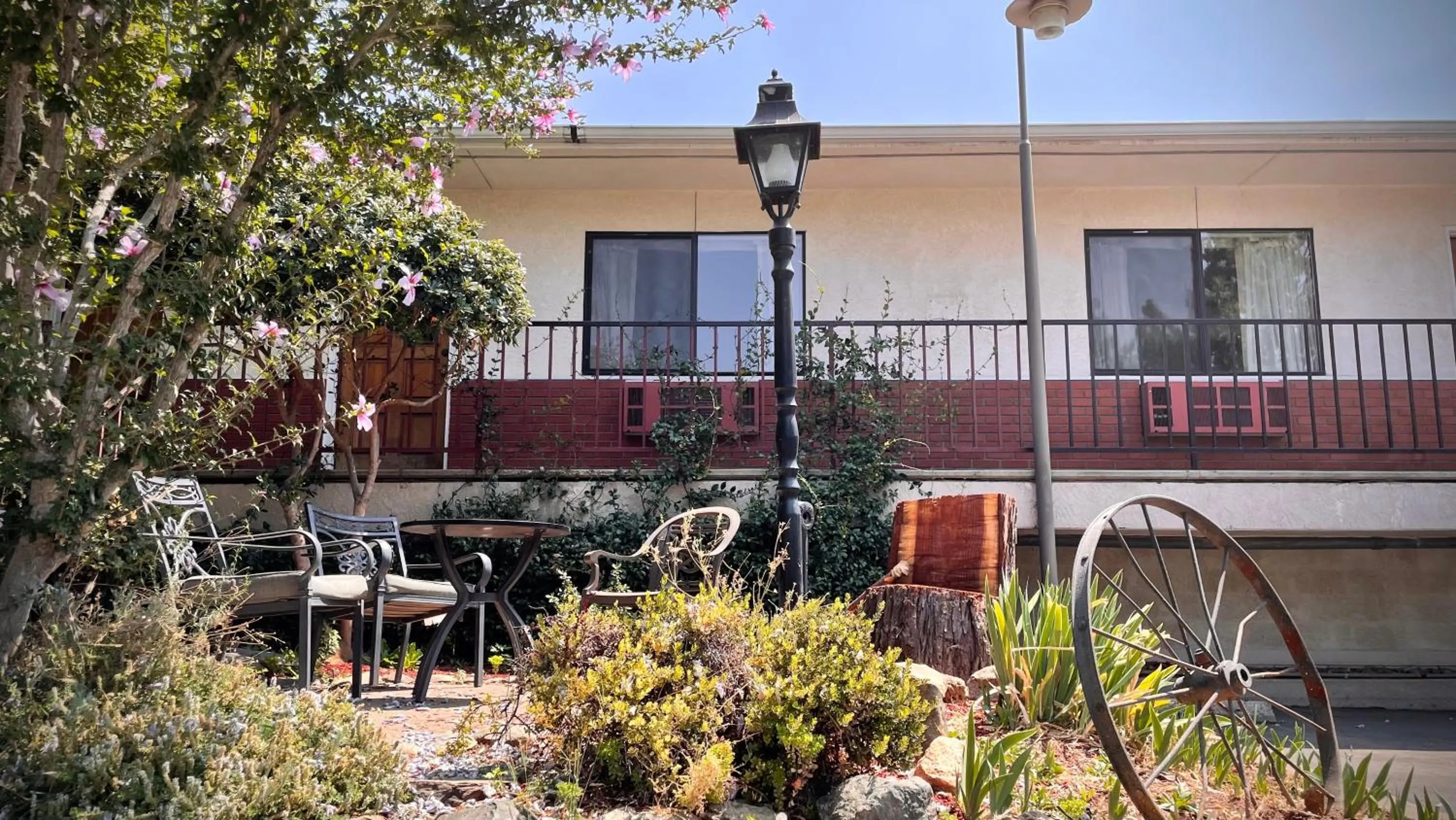 Property building in Mariposa Lodge