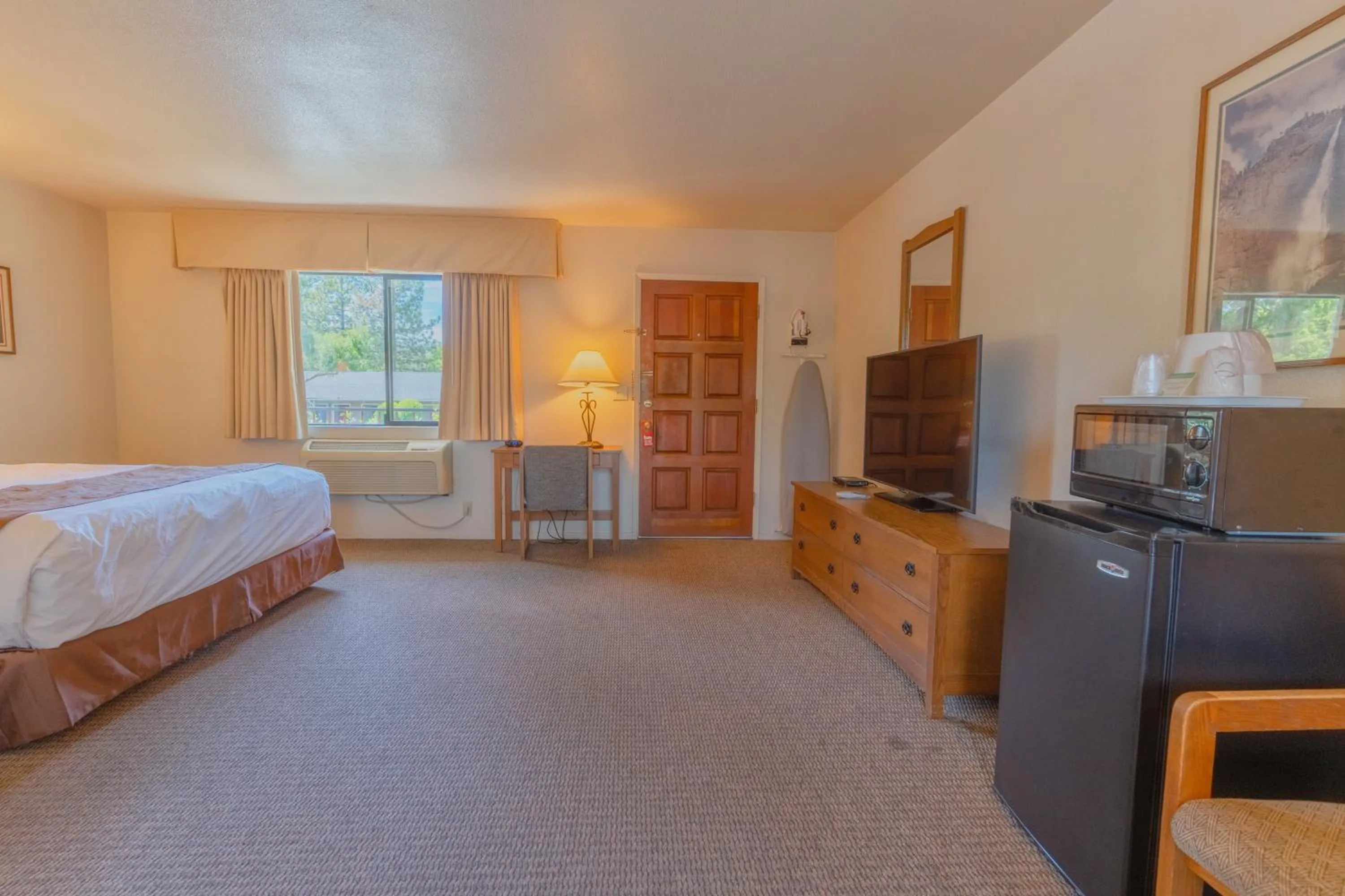 Bed in Mariposa Lodge