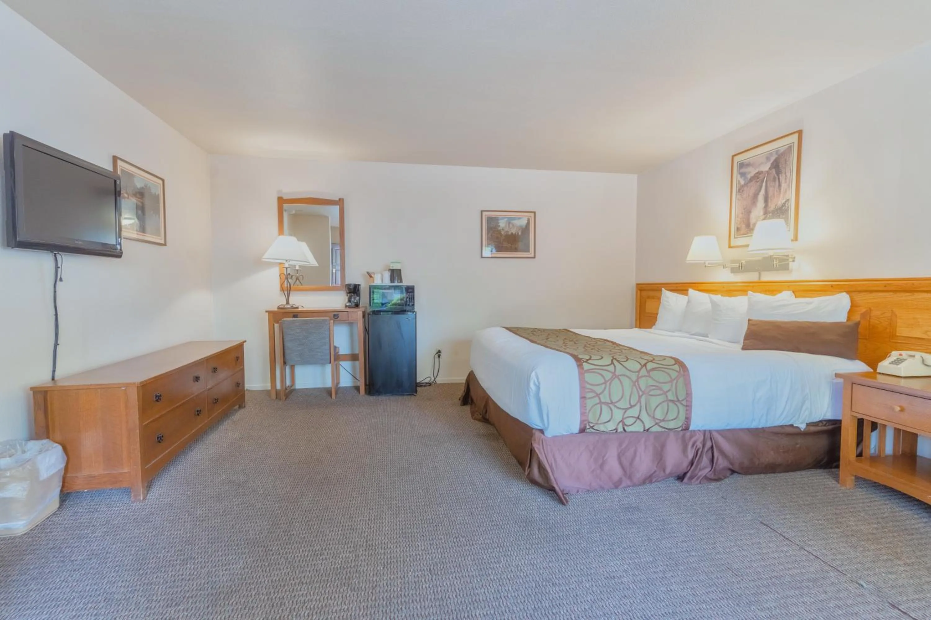 Photo of the whole room, Bed in Mariposa Lodge