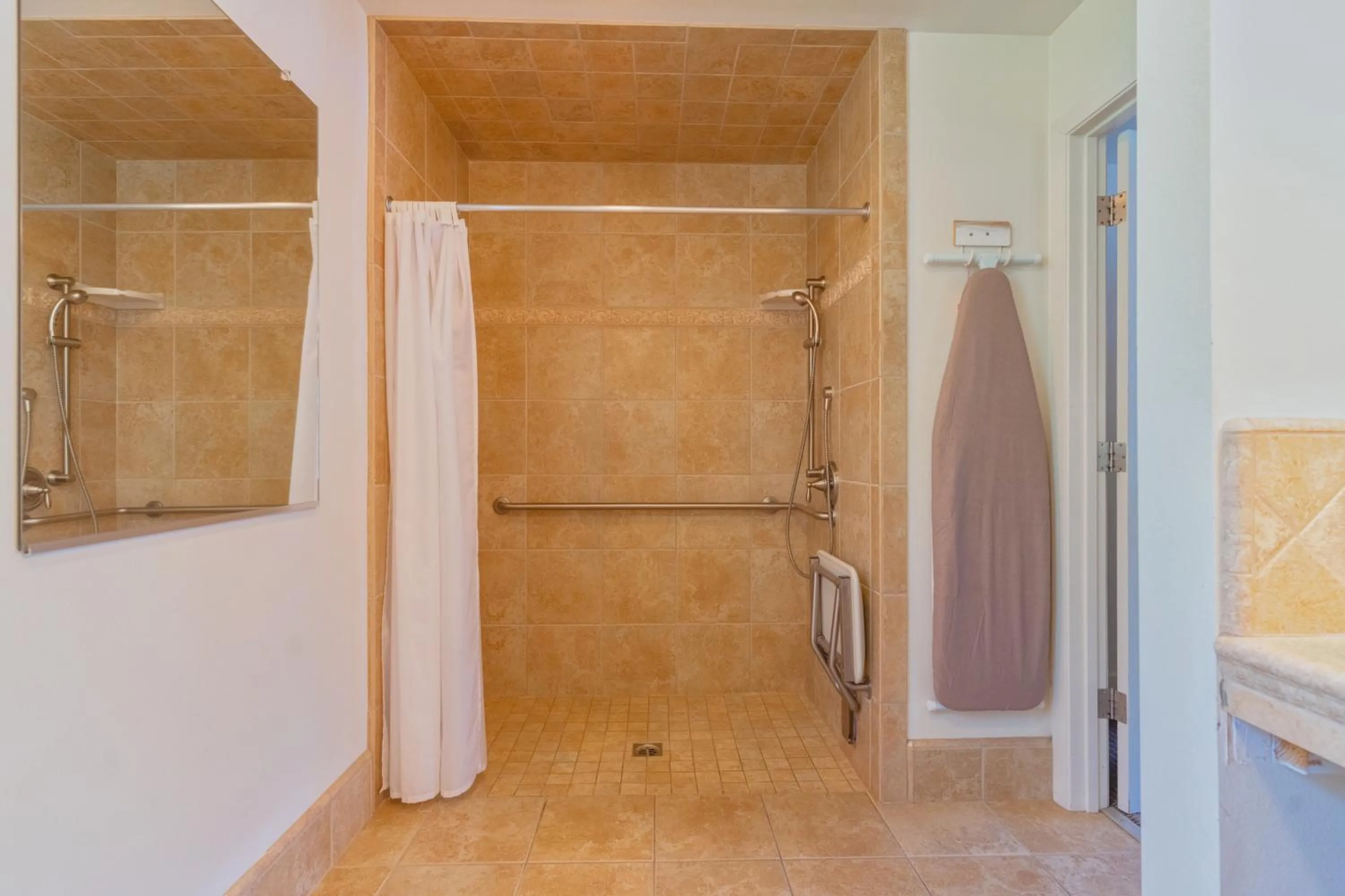 Bathroom in Mariposa Lodge