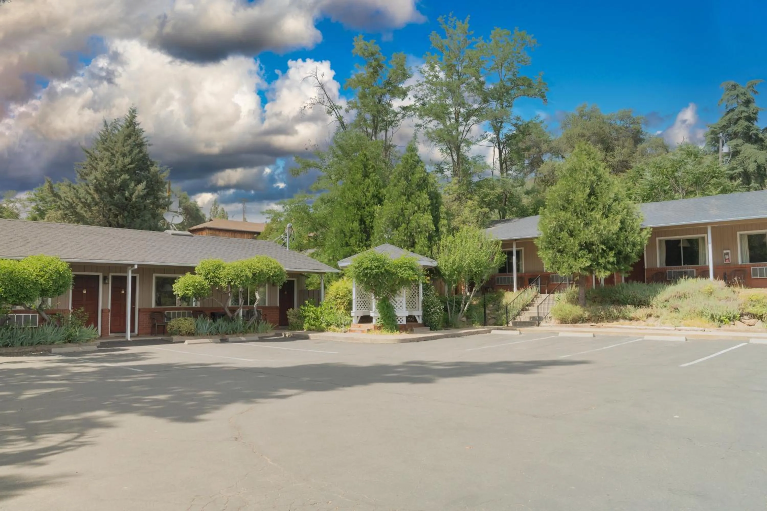 Property building in Mariposa Lodge