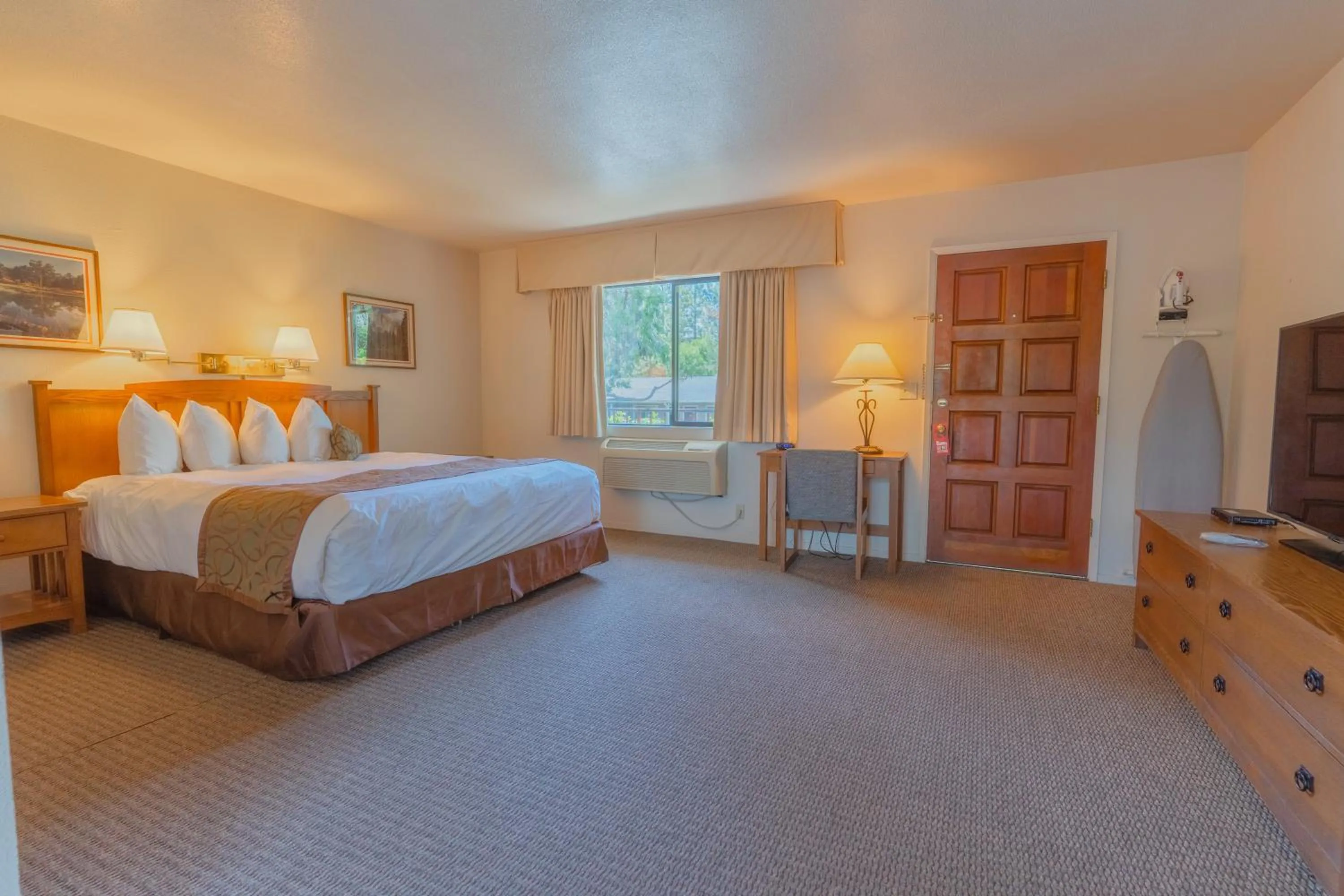 Bed in Mariposa Lodge