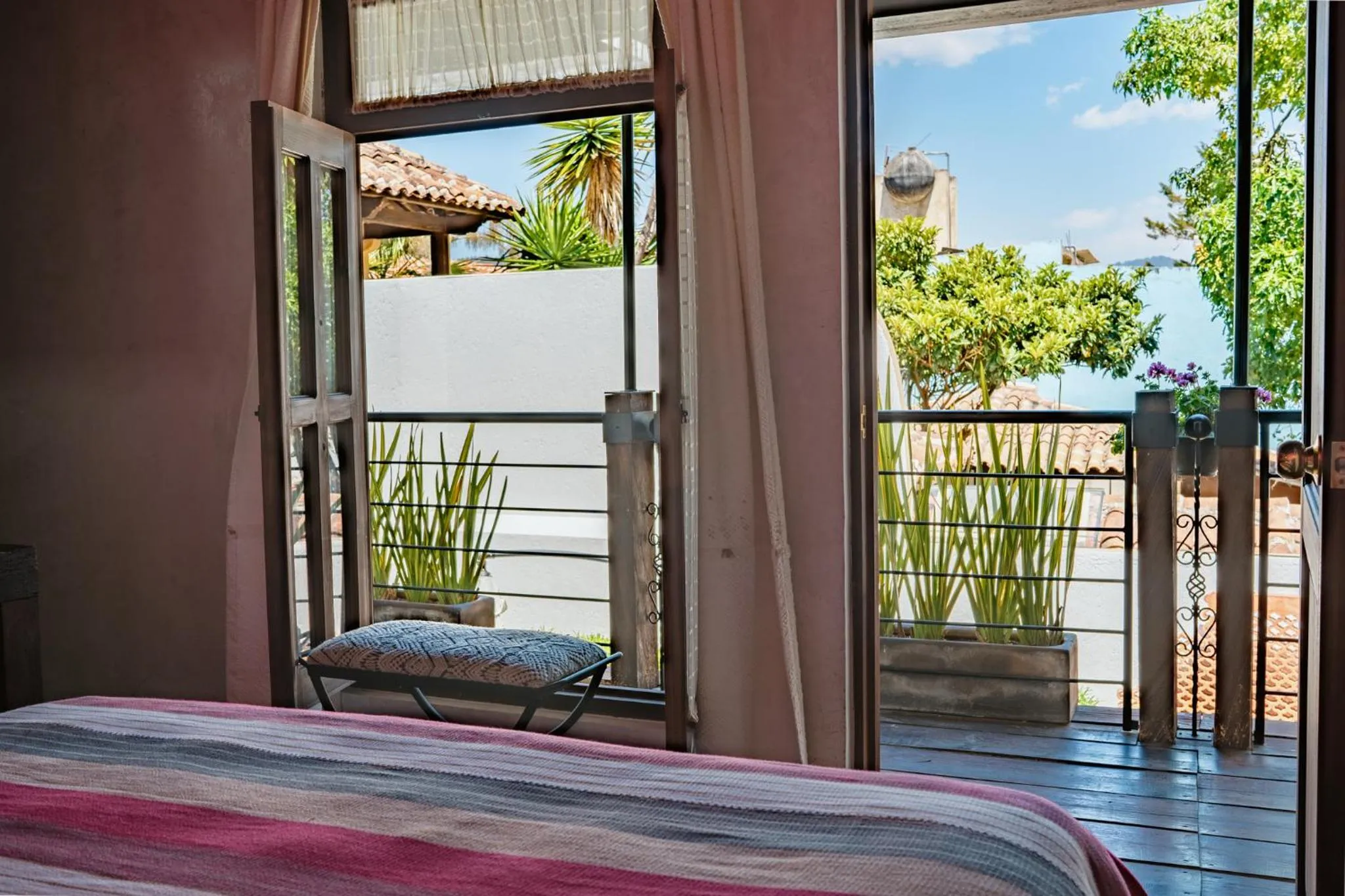 Garden view, Bed in Yox Hotel Boutique