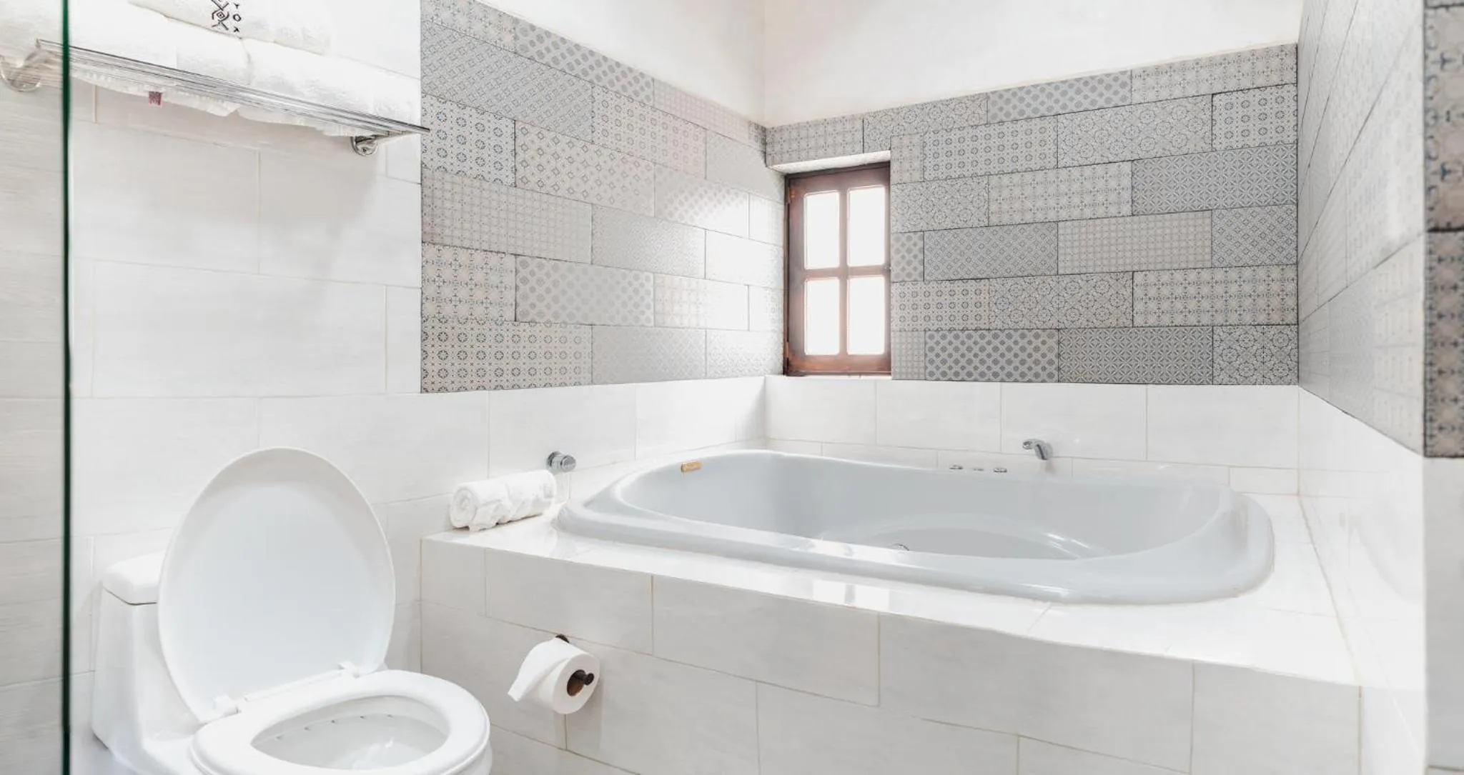 Shower in Yox Hotel Boutique